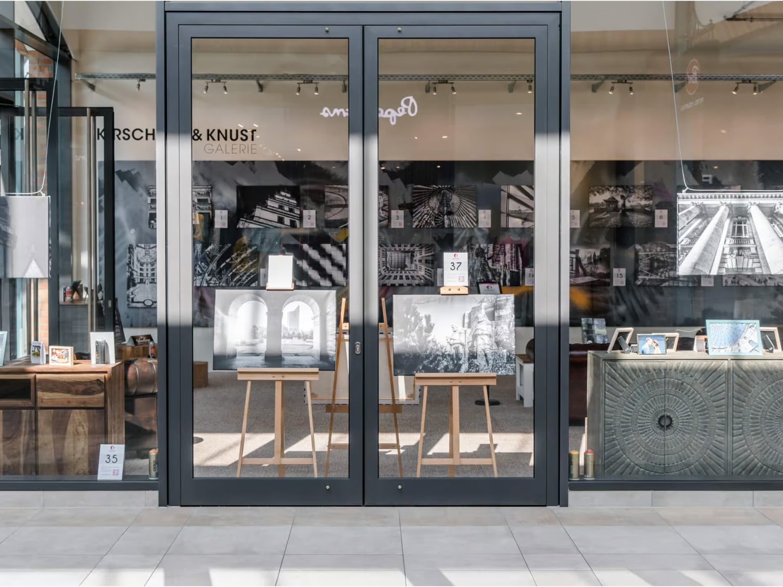 Blick auf den Eingang der Fotogalerie in Brehna, in der Fotografien und ausgewählte Woodkings Möbel gemeinsam präsentiert werden
