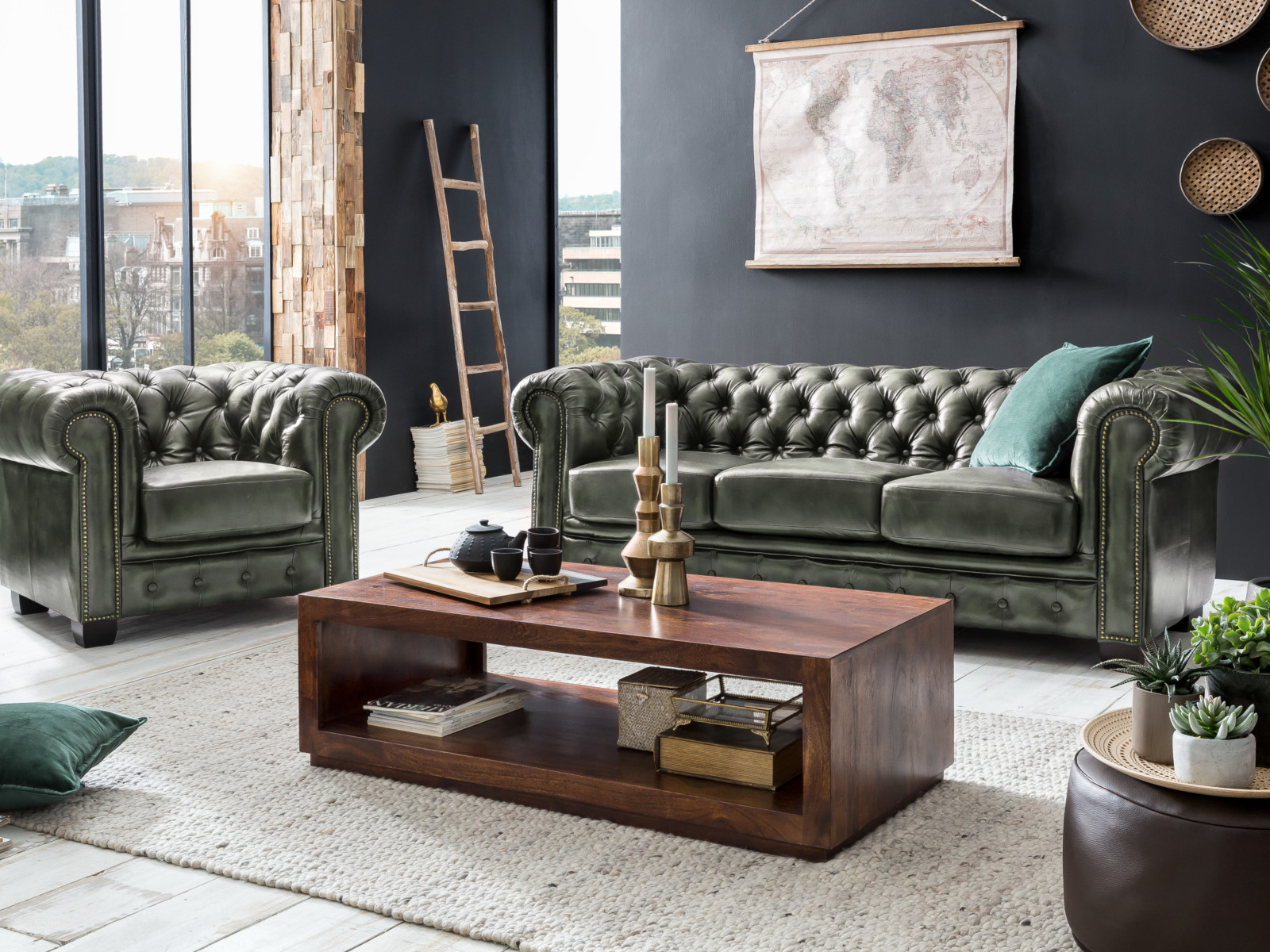 Wohnbeispiel: 45°-Ansicht Sessel Chesterfield Echtleder grün mit Federkern im modernen Wohnzimmer.