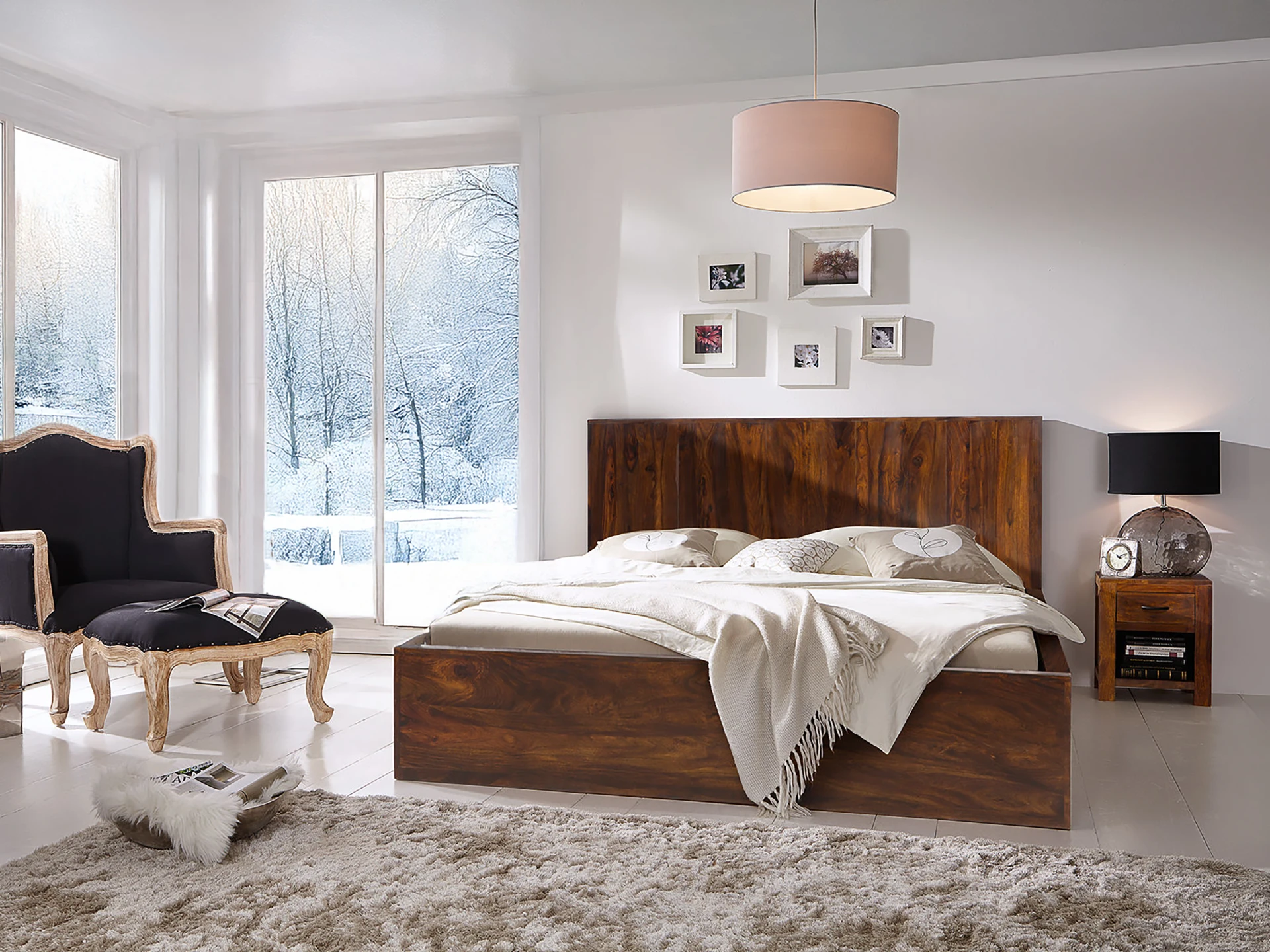 Gemütliches Wohnzimmer mit Sofa, Sessel und Holz-Couchtisch, warmer Beleuchtung, Teppich und dekorativen Kissen