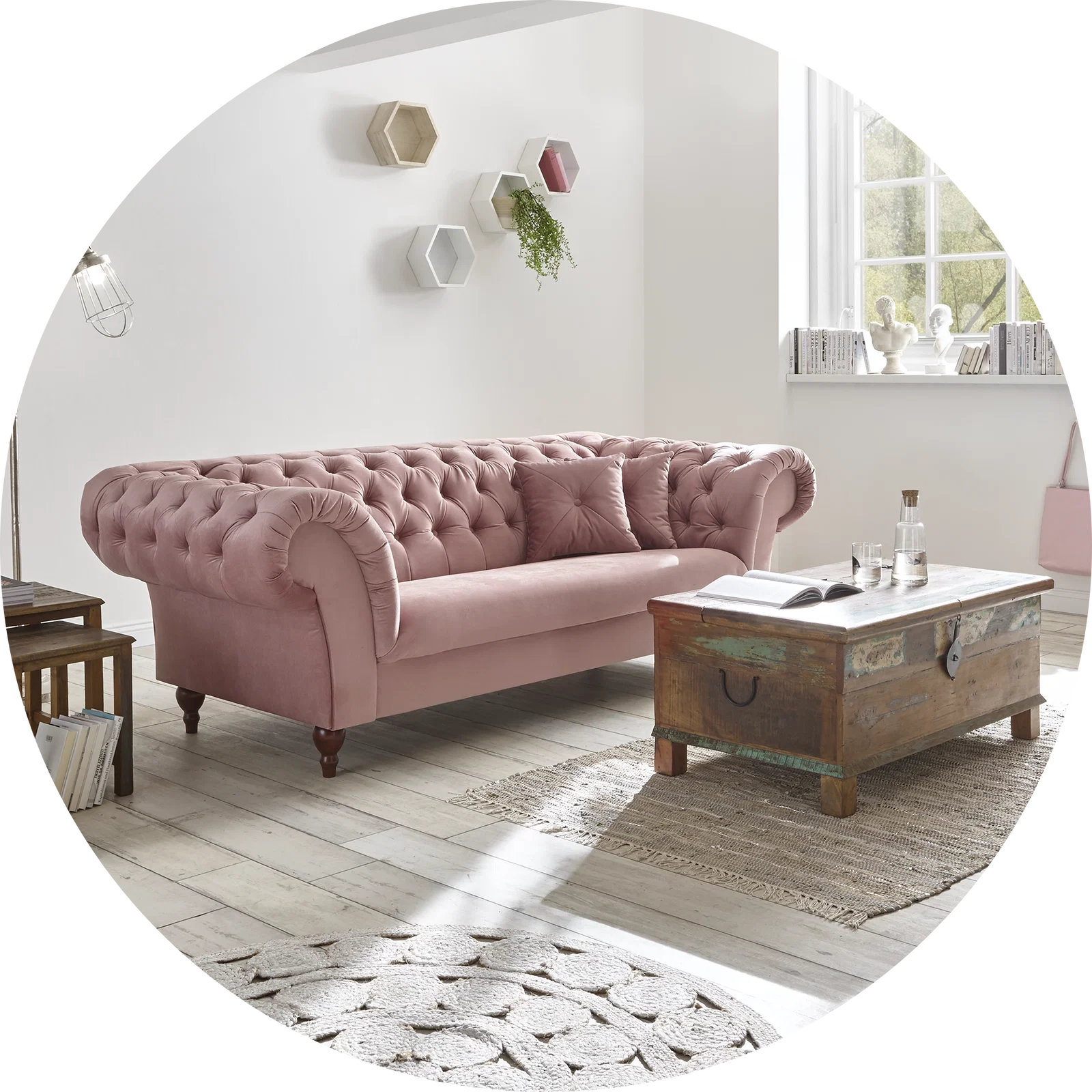 Romantischer Wohnstil: gemütliches Wohnzimmer-Ambiente mit pastellfarbenen Textilien, Blumenarrangements und Vintage-Holz-Dekor