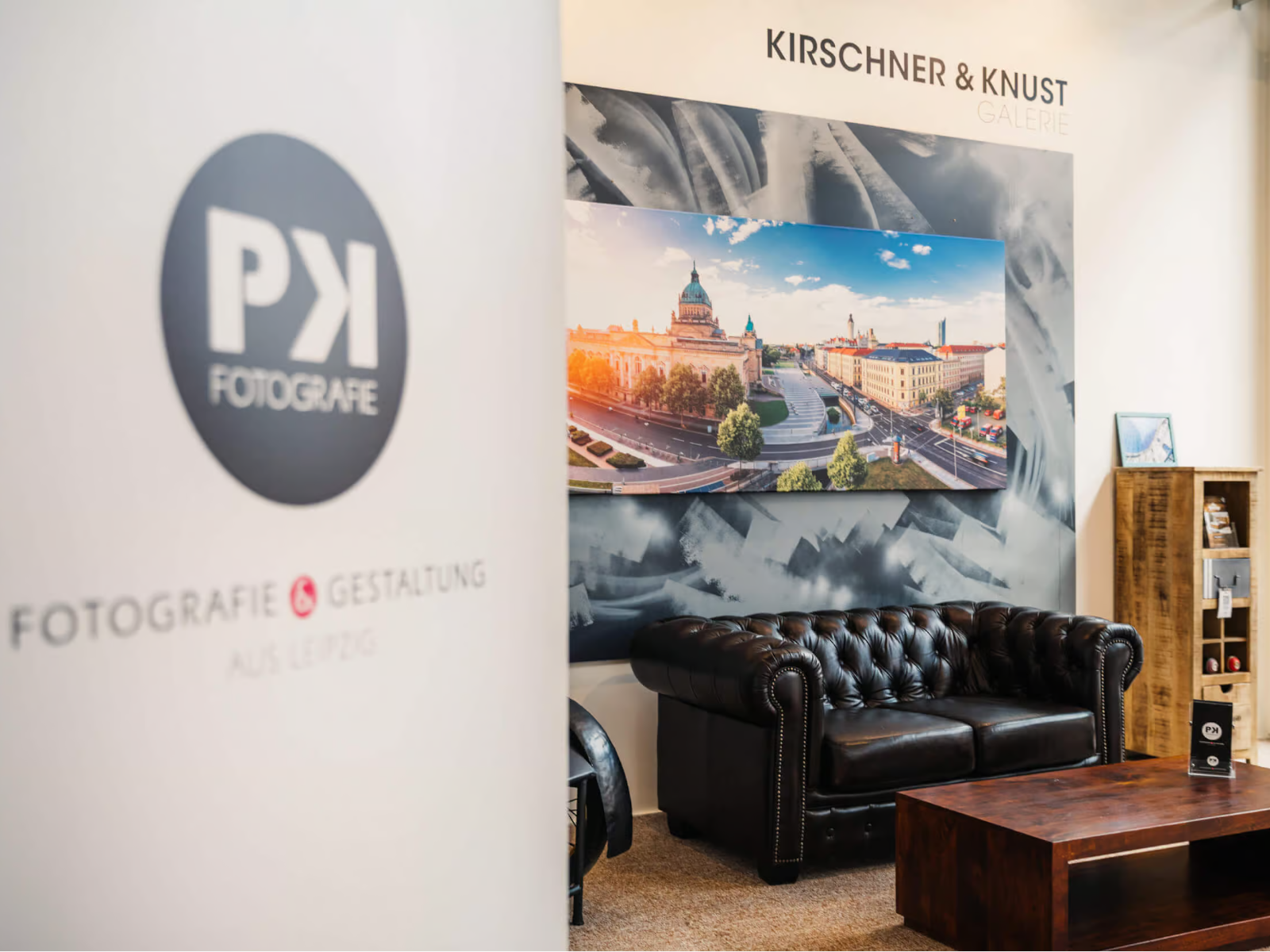 Woodkings Chesterfield-Sofa und Holzregal in der Galerie von PK Fotografie in den Halle Leipzig The Style Outlets in Brehna