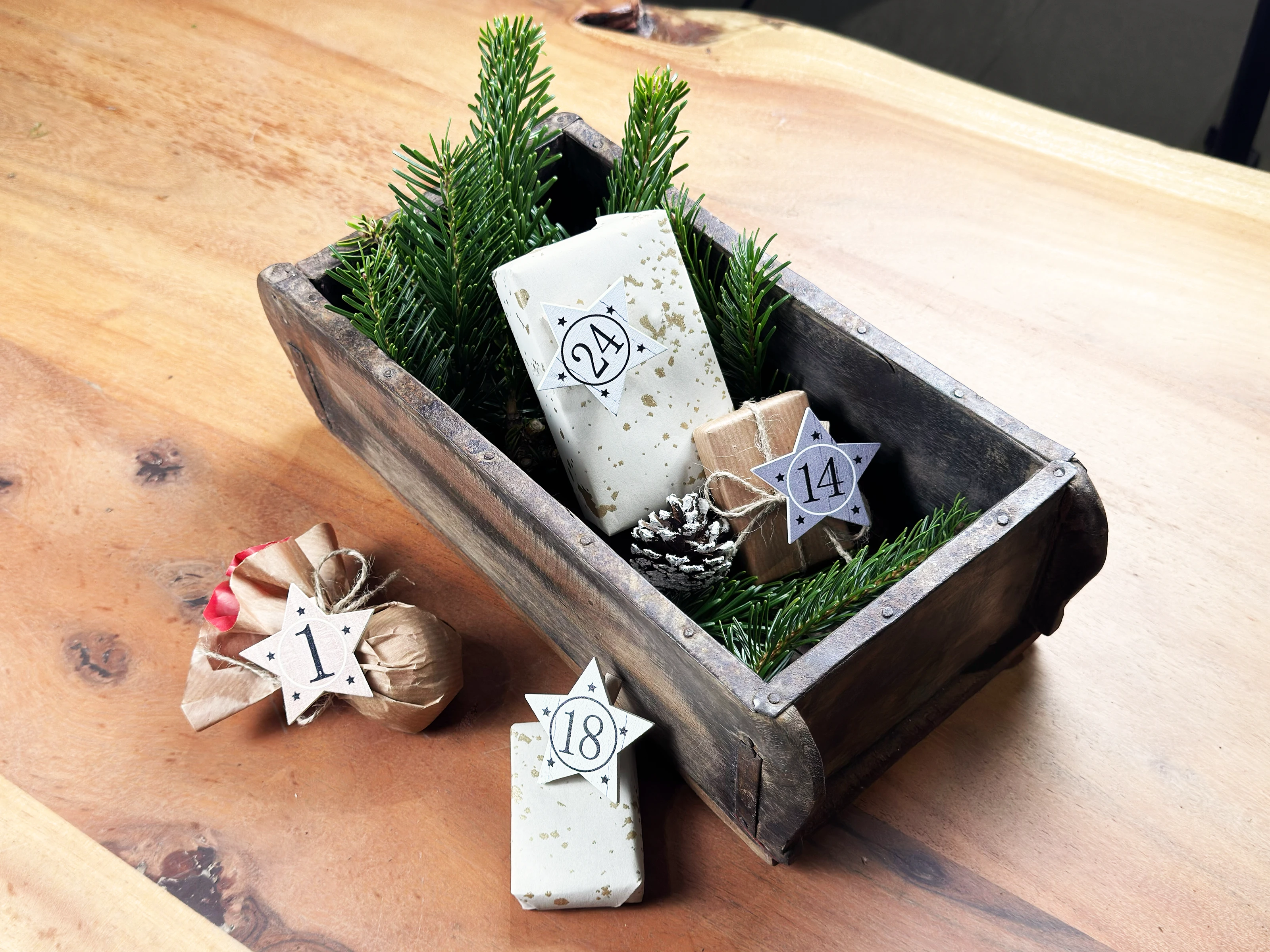 Woodkings Ziegel-Kalender: moderner Wandkalender mit rotem Ziegelstein-Motiv, rustikal-industrielles Design für Wohnzimmer, Büro oder Küche