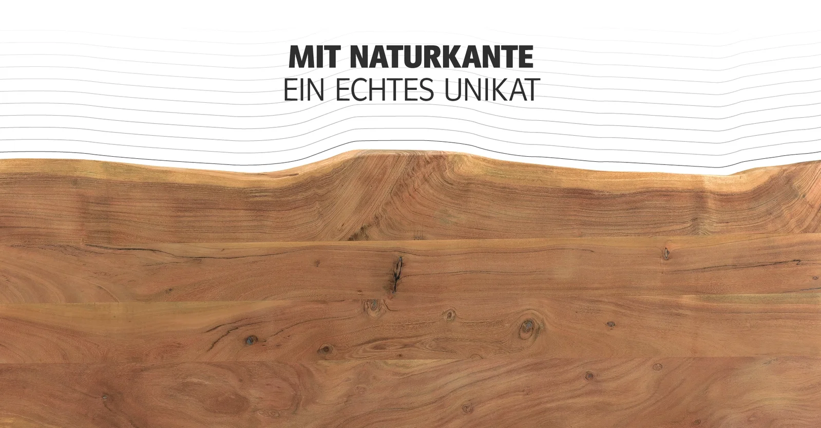 Moderner massiver Holztisch im warmen Esszimmerambiente, gedeckt mit Geschirr, Kerzen und natürlicher Dekoration