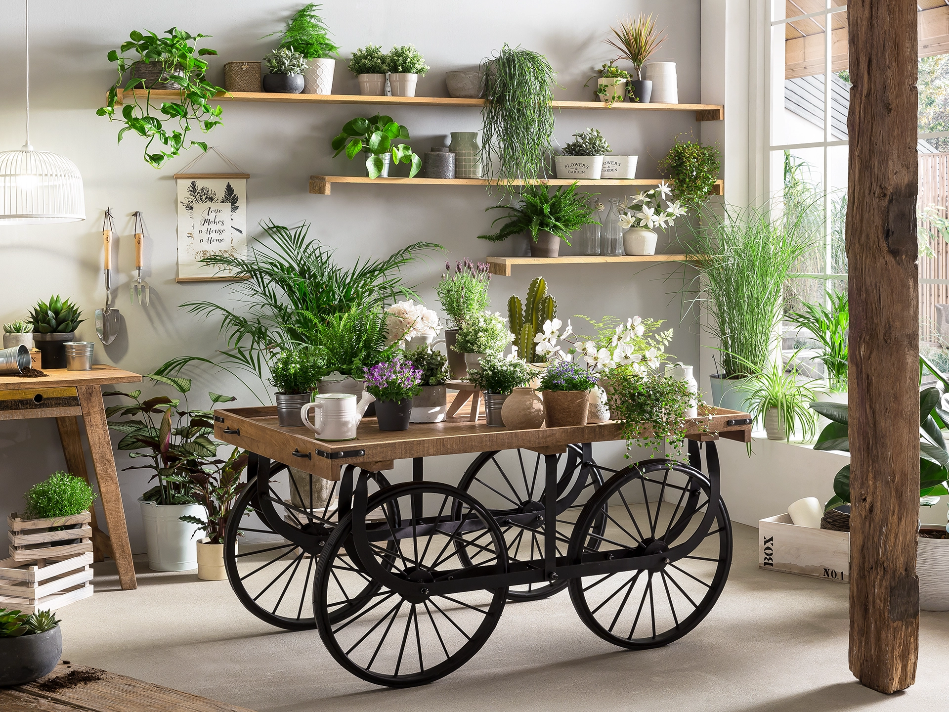 Marktwagen-Konsolentisch aus massivem Holz im Vintage‑Industrie-Look, im warmen Flur mit Lampe, Pflanze und Dekoration.