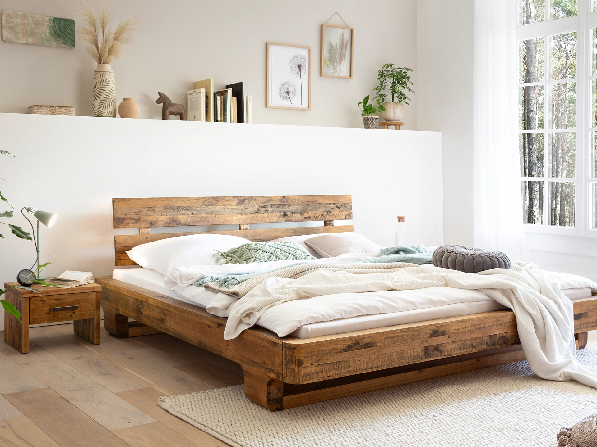 Madras Pinie Laminatboden in warmem Pinienholzton, realistische Holzoptik und Maserung im modernen Wohnambiente