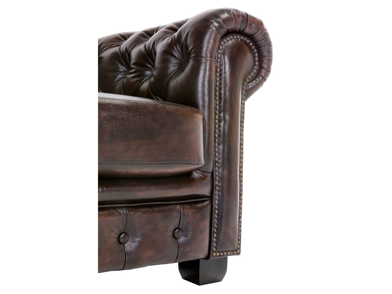 Detailansicht der rechten Armlehne eines braunen Chesterfield 4-Sitzer Echtledersofas – Freisteller Seitenansicht