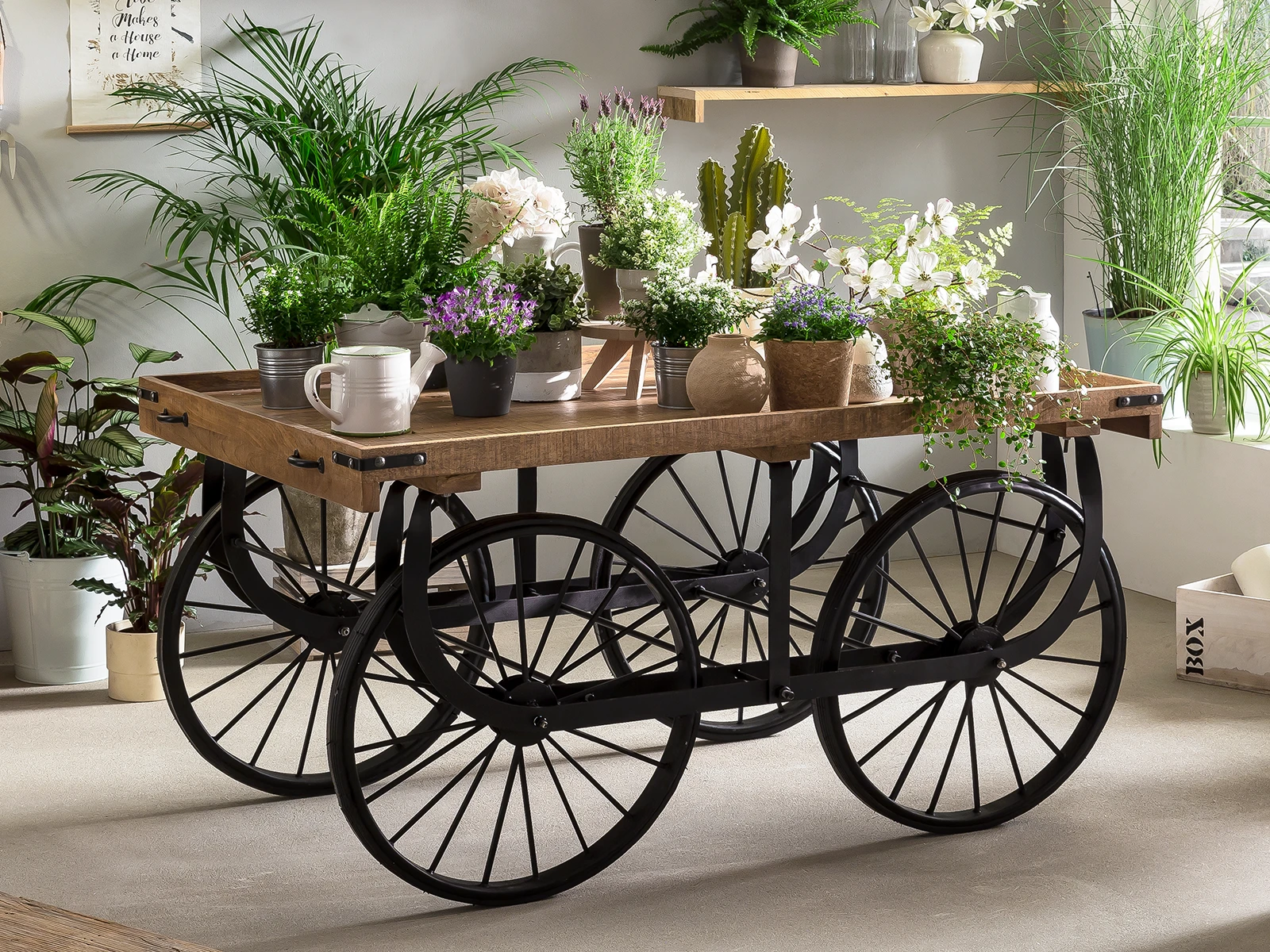 B2B-Anfrage für Geschäftskunden: Kontaktformular auf Laptop vor modernem Holz-Bürointerieur