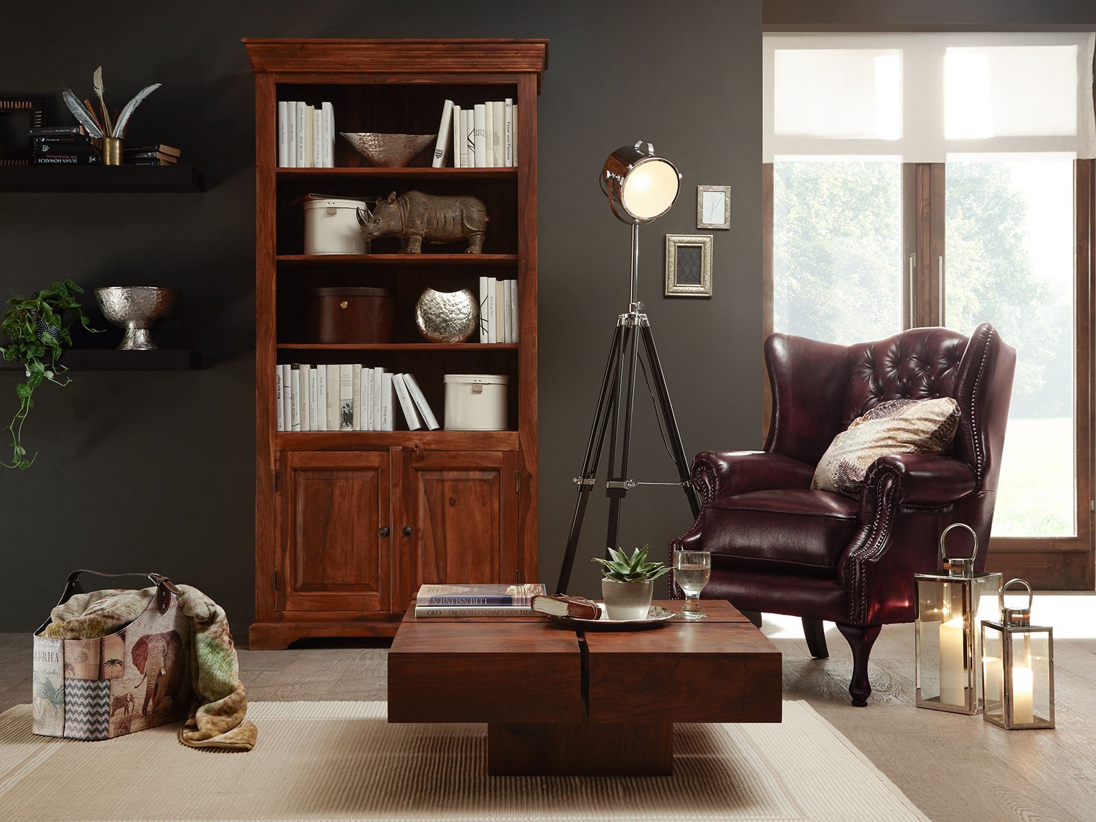 Chesterfield-Ledersofa 'Pittsfield' dunkelbraun tiefgeknöpftes Design mit Holzfüßen in gemütlichem Wohnzimmerambiente
