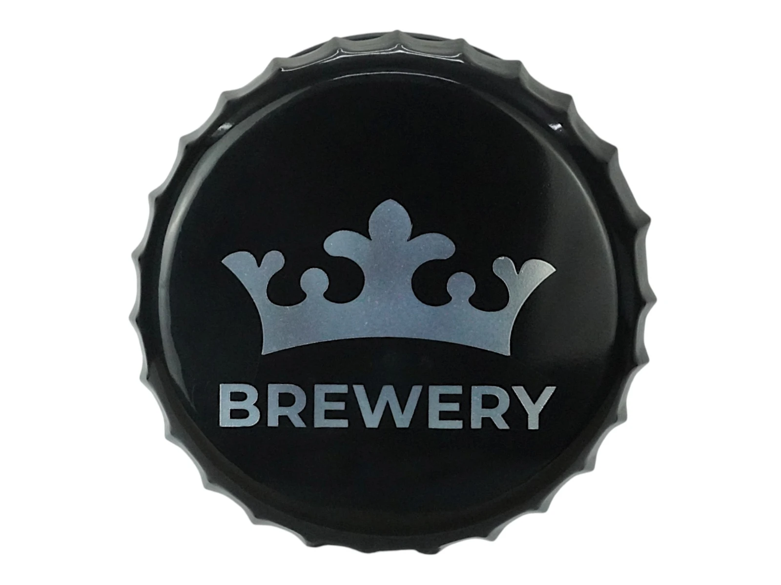 Freisteller-Frontansicht eines schwarzen lackierten Metall-Flaschenverschlusses mit silberner Kronen-Grafik und dem Schriftzug „BREWERY“
