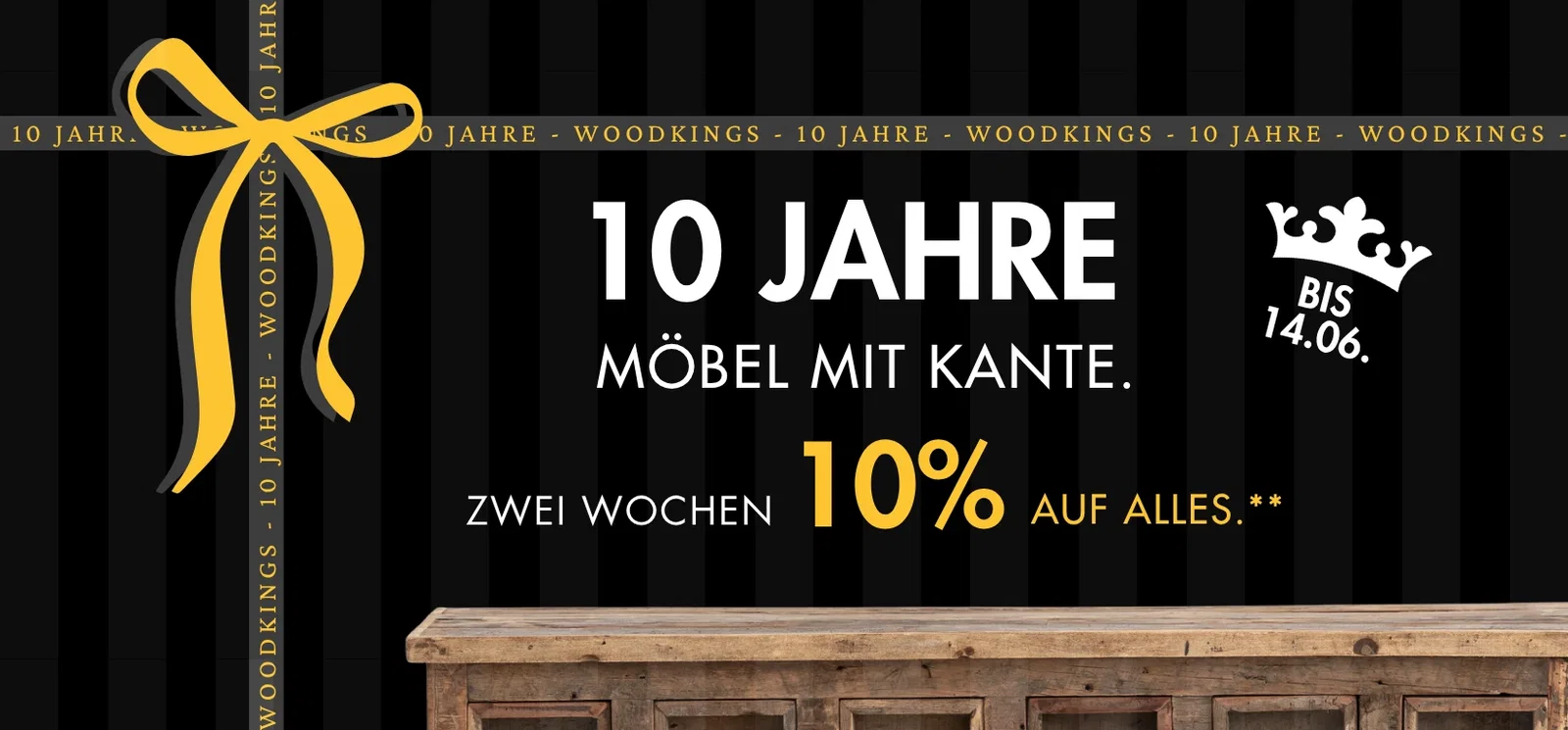 Banner mit Geschenkband und Text: 10 Jahre, 10% auf alles bis 14.06., schwarzer Hintergrund mit Streifen und rustikalem Holzmöbel.