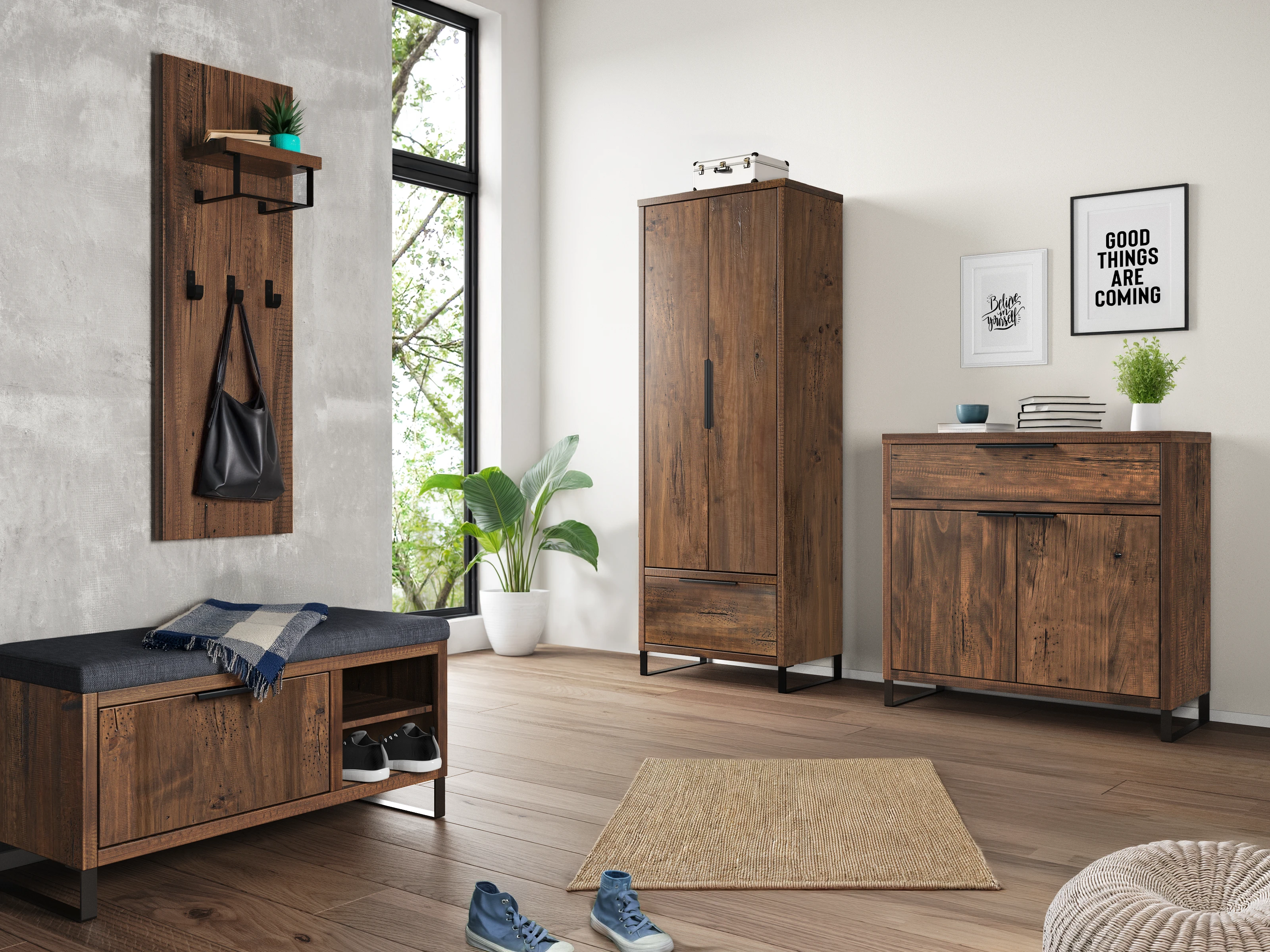 Kommode Sydney Pinie Wohnbeispiel Wandgarderobe Sydney Pinie (braun lackiertes Pinienholz, 35×107×20 cm), Frontansicht mit Ablage und 3 Haken
