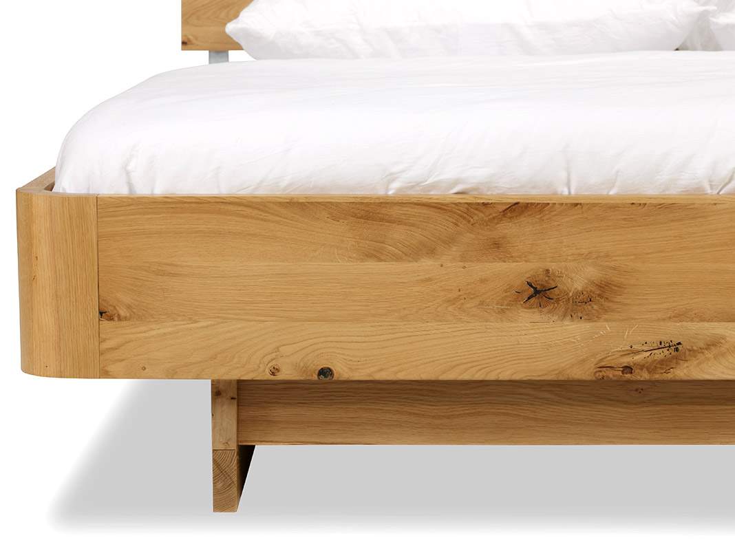 Schwebebett-Konstruktion aus hellem Holz: freischwebender Rahmen mit verdeckter Bodenfreiheit und Lattenrost