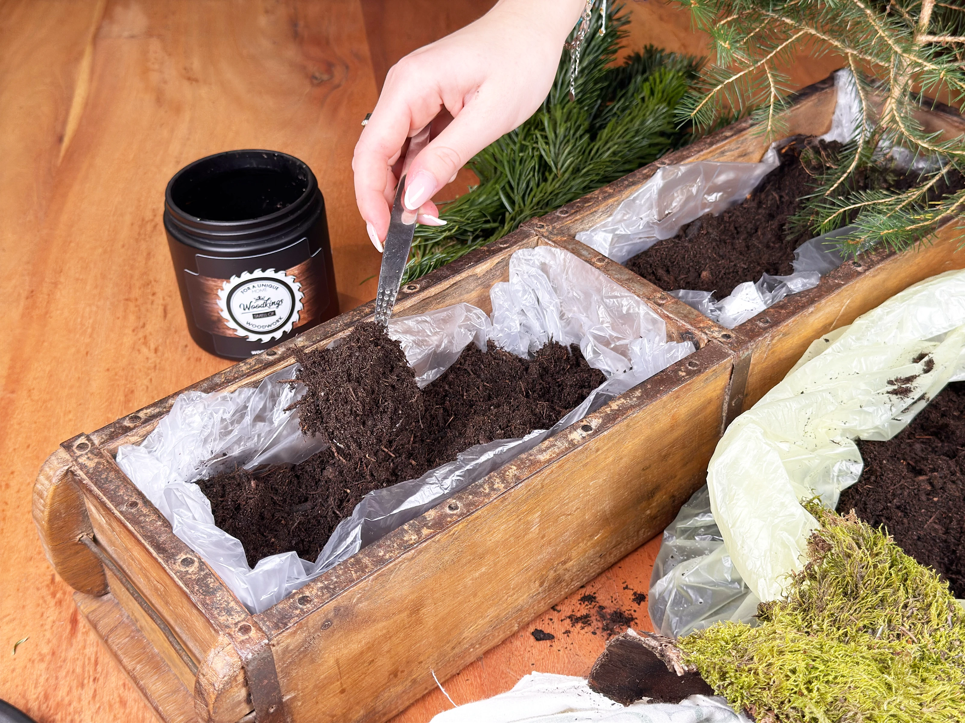 Nahaufnahme einer naturfarbenen Holzoberfläche mit sichtbarer Maserung und warmen Braun- und Honigtönen, ideal für Möbel.