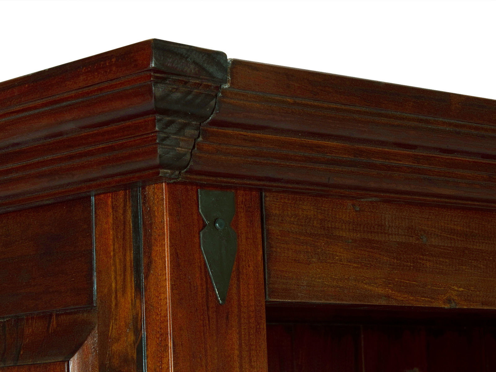 Detailansicht freigestelltes Bücherregal Catana braun – 45°-Ansicht lackierte Pinie-Holzleiste mit Zierprofil & Metallbeschlag