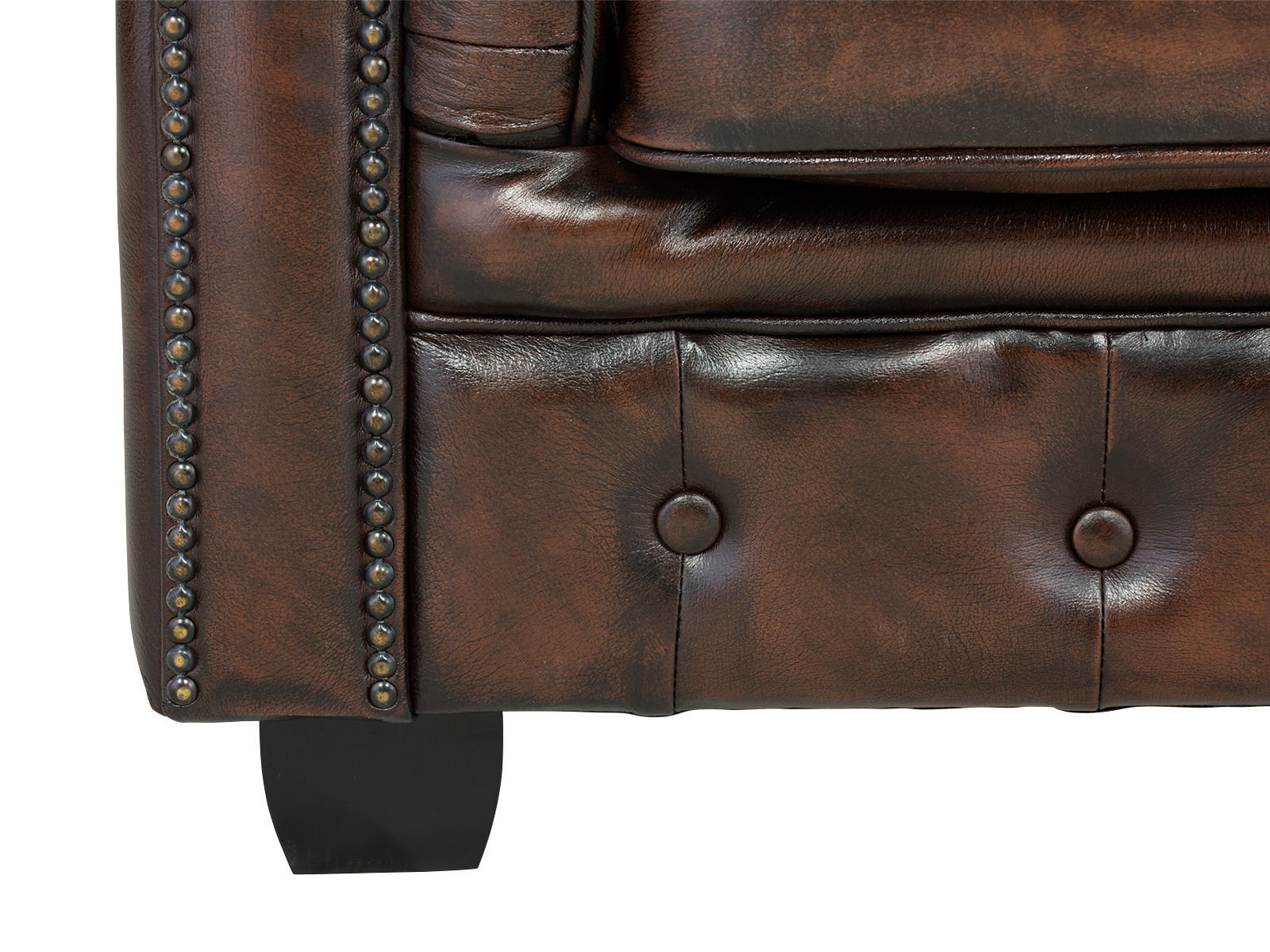 Detailbild Ecksofa Chesterfield Echtleder braun (Front): Nahaufnahme unteres Eck mit Nieten, gestepptem Leder & Holzfuß.