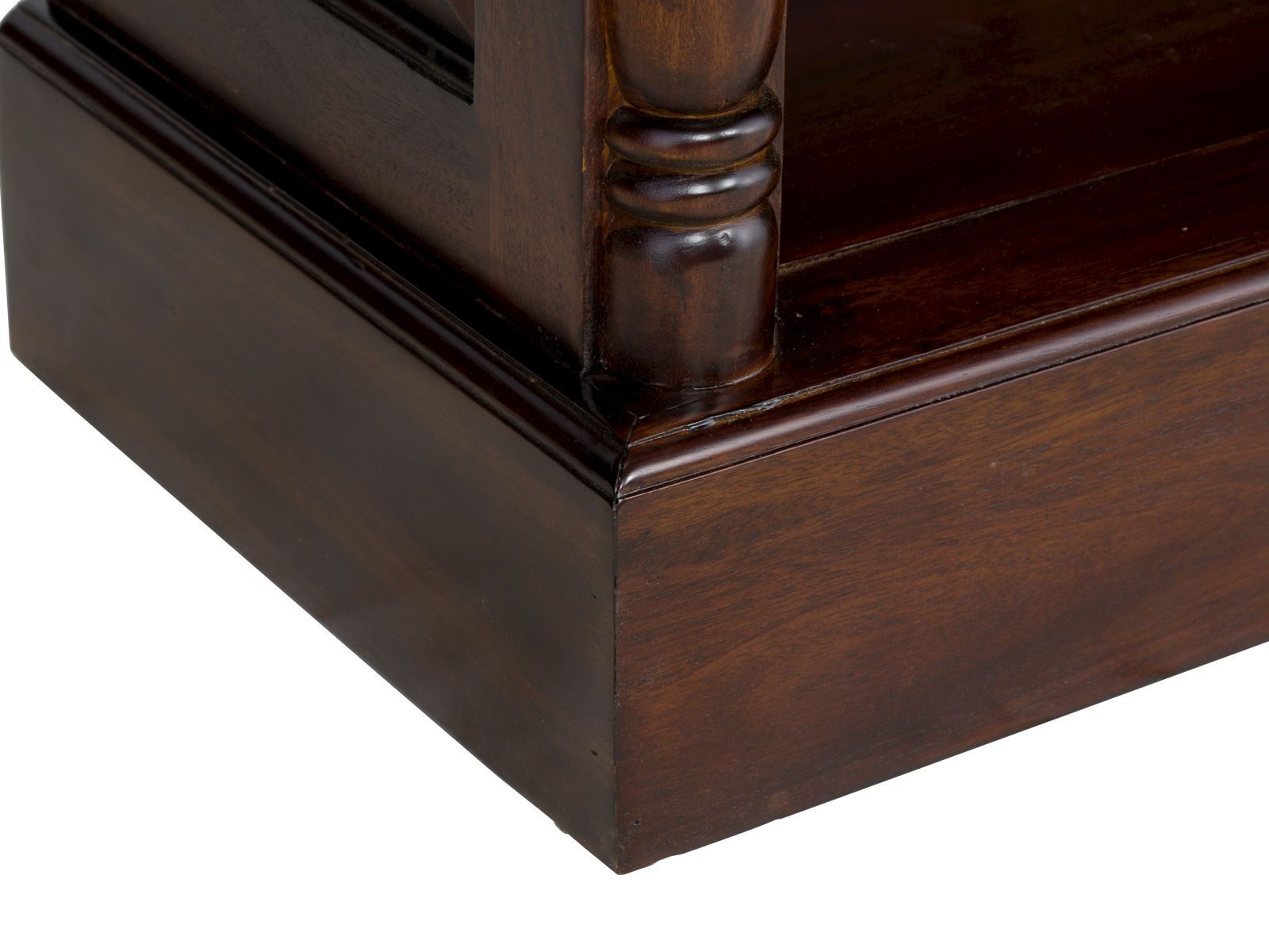 Detailansicht lackierter Mahagoni-Oberfläche der unteren Ecke des Bücherregals Cambridge II (85×120×36 cm), Freisteller 45° Detailansicht lackierter Mahagoni-Oberfläche der unteren Ecke des Bücherregals Cambridge II (85×120×36 cm), Freisteller 45°