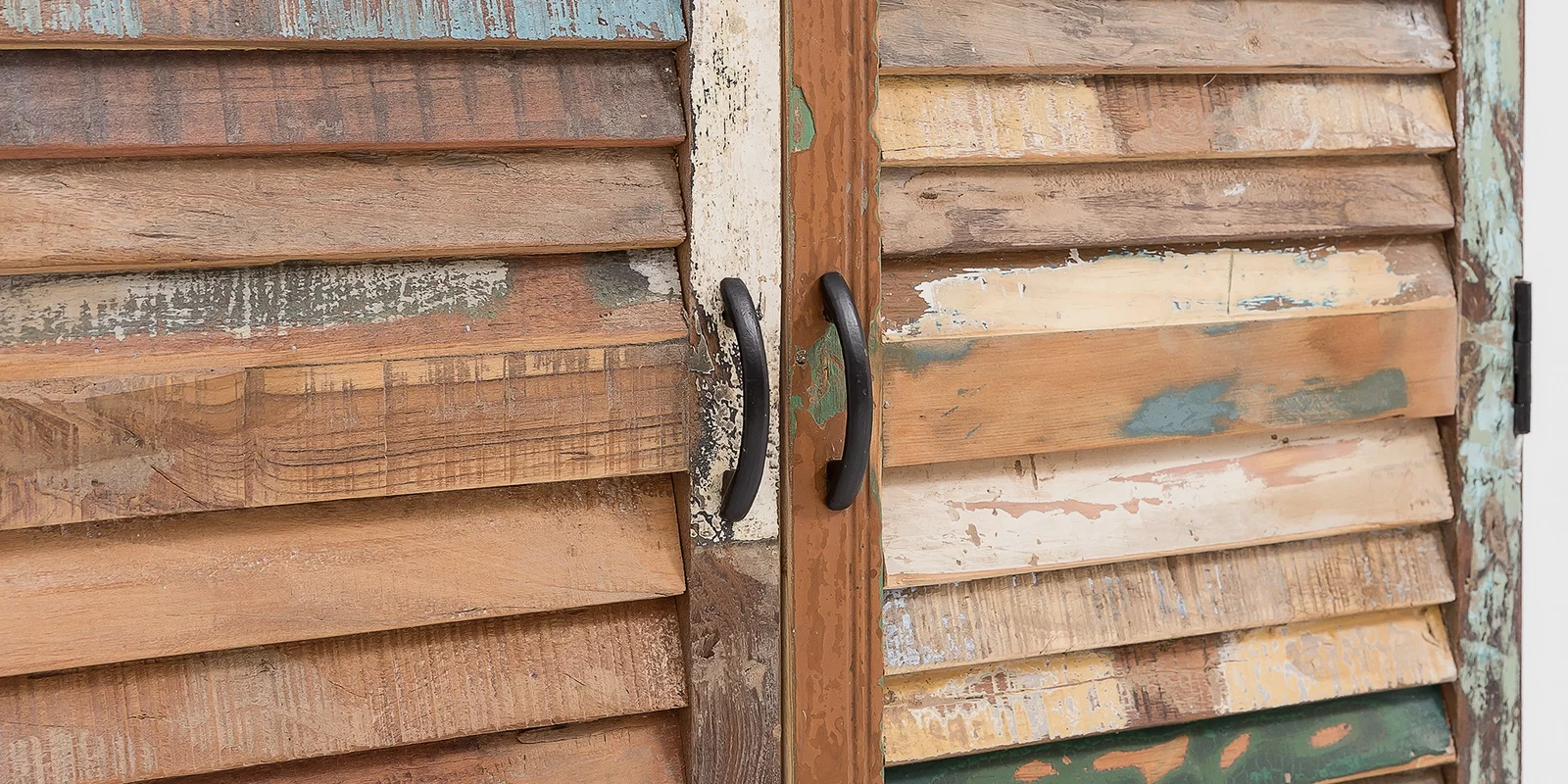 Detailaufnahme Holzmaserung und Kante des Perth-Tisches, geölte Holzoberfläche in warmen Naturtönen, feine Porenstruktur
