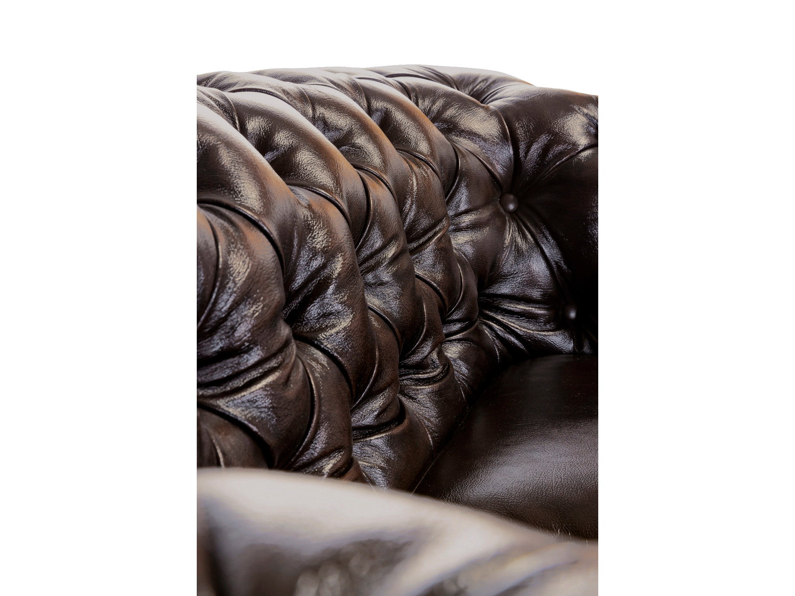 Detailansicht: braunes Chesterfield 4-Sitzer Echtleder-Sofa mit klassischer Knopfheftung und Federkernpolsterung.