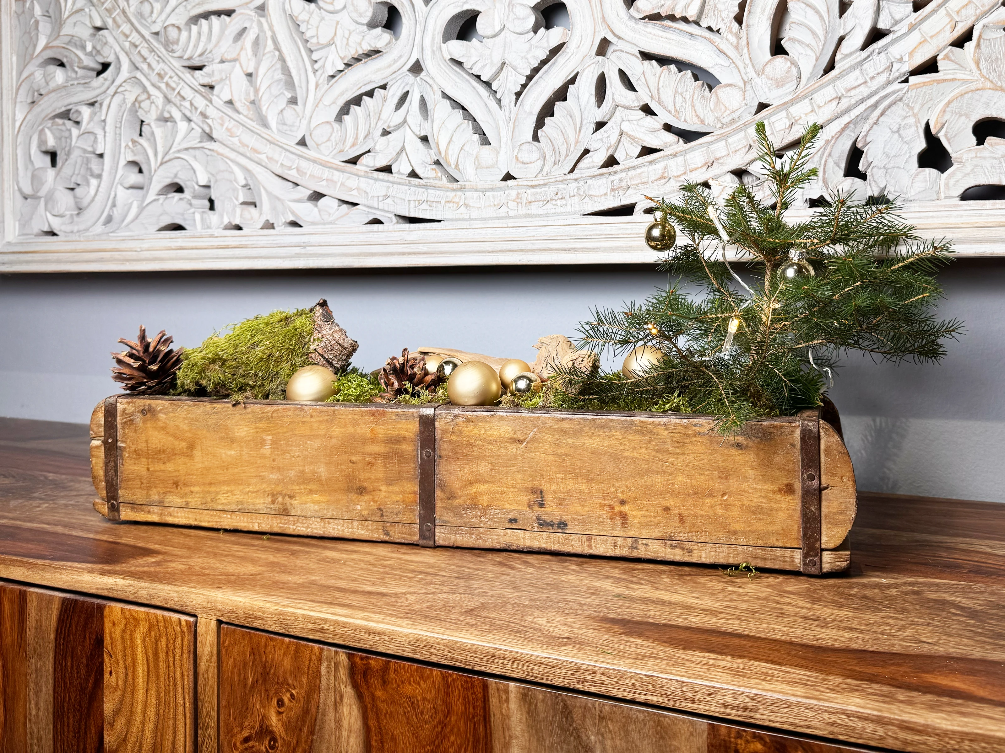 Naturfarbene Massivholz-Nahaufnahme mit sichtbarer Maserung und warmer Eichenoptik für Möbel und Wohnambiente