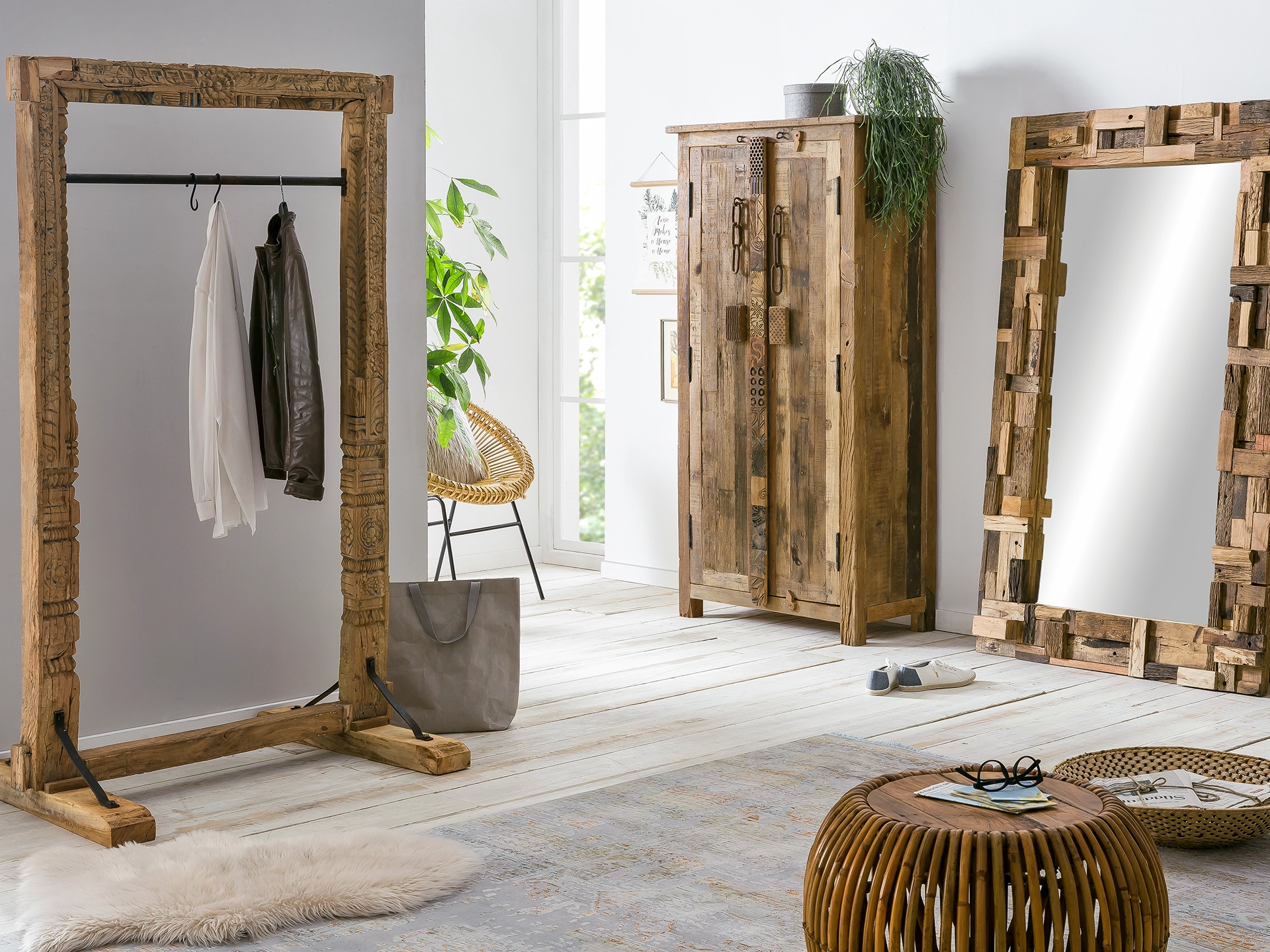 Kavali Holzmöbel in stilvollem Ambiente: warmes Holzfinish, dezente Dekoration und gemütliche, moderne Wohnraumstimmung.