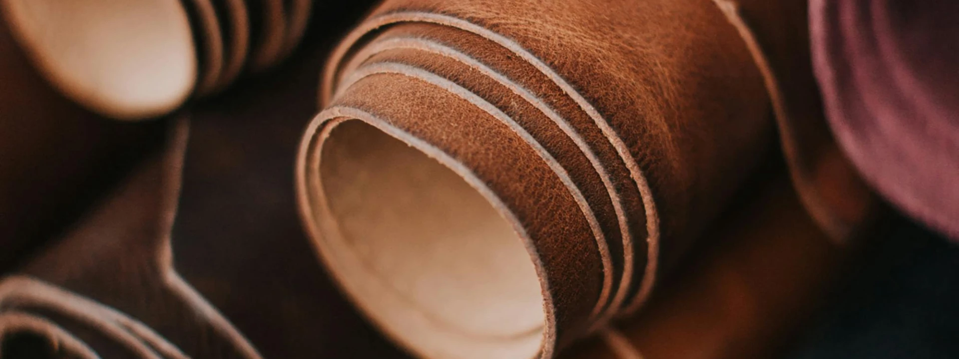 Teaserbild Leder: Lederstruktur in warmen Erdtönen – stimmungsvolle Kategorie Ledermöbel bei Woodkings.