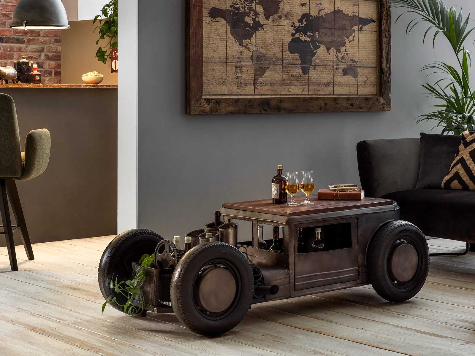 Car-Couchtisch aus Massivholz in Auto-Form mit Metallakzenten, niedriger Couchtisch im Vintage-Industrial-Stil für Wohnzimmer