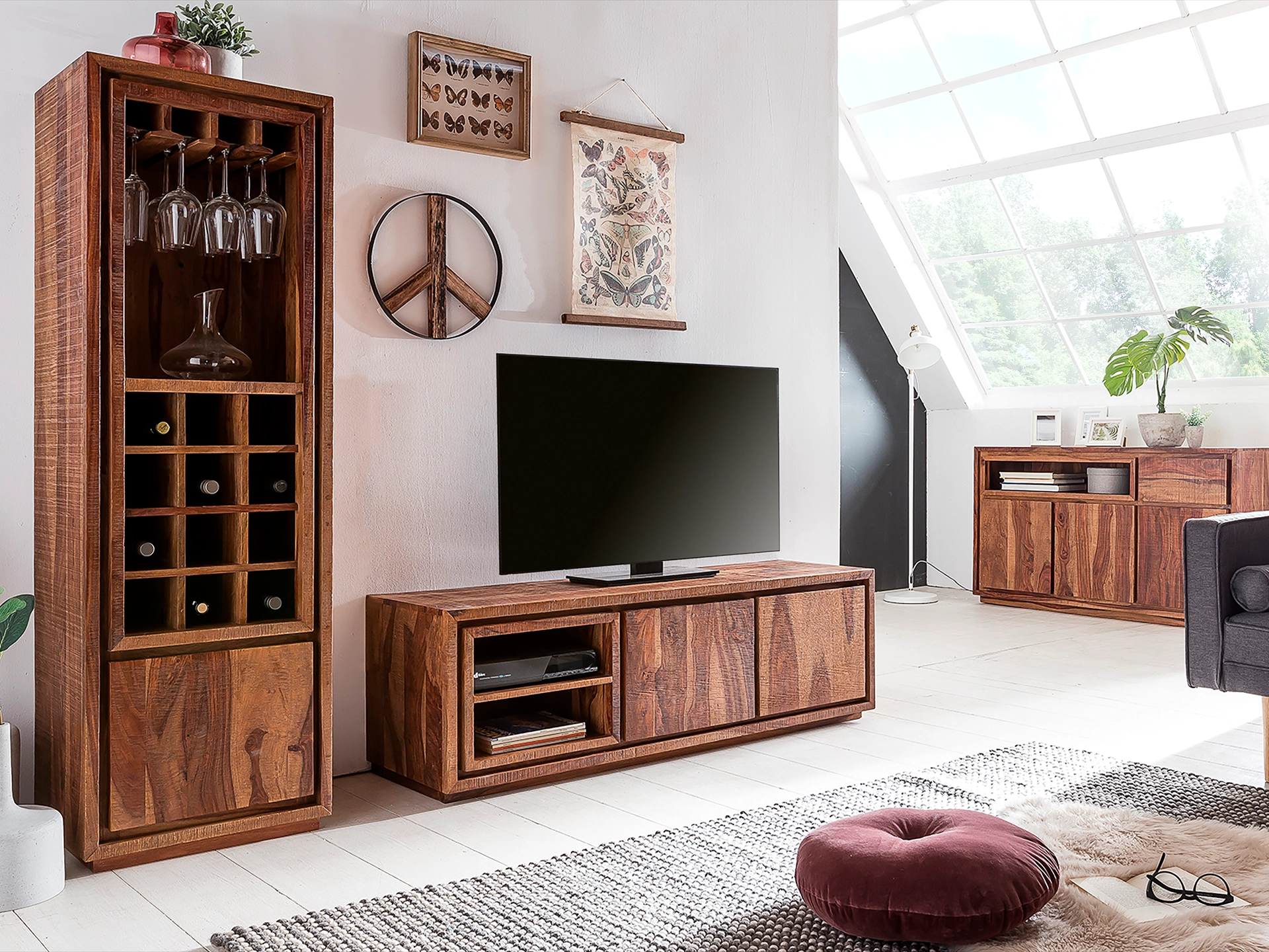 Ambientes Foto: Möbelstück Blackdale aus Palisander-Massivholz, warme dunkle Maserung, minimalistisches Wohnambiente.