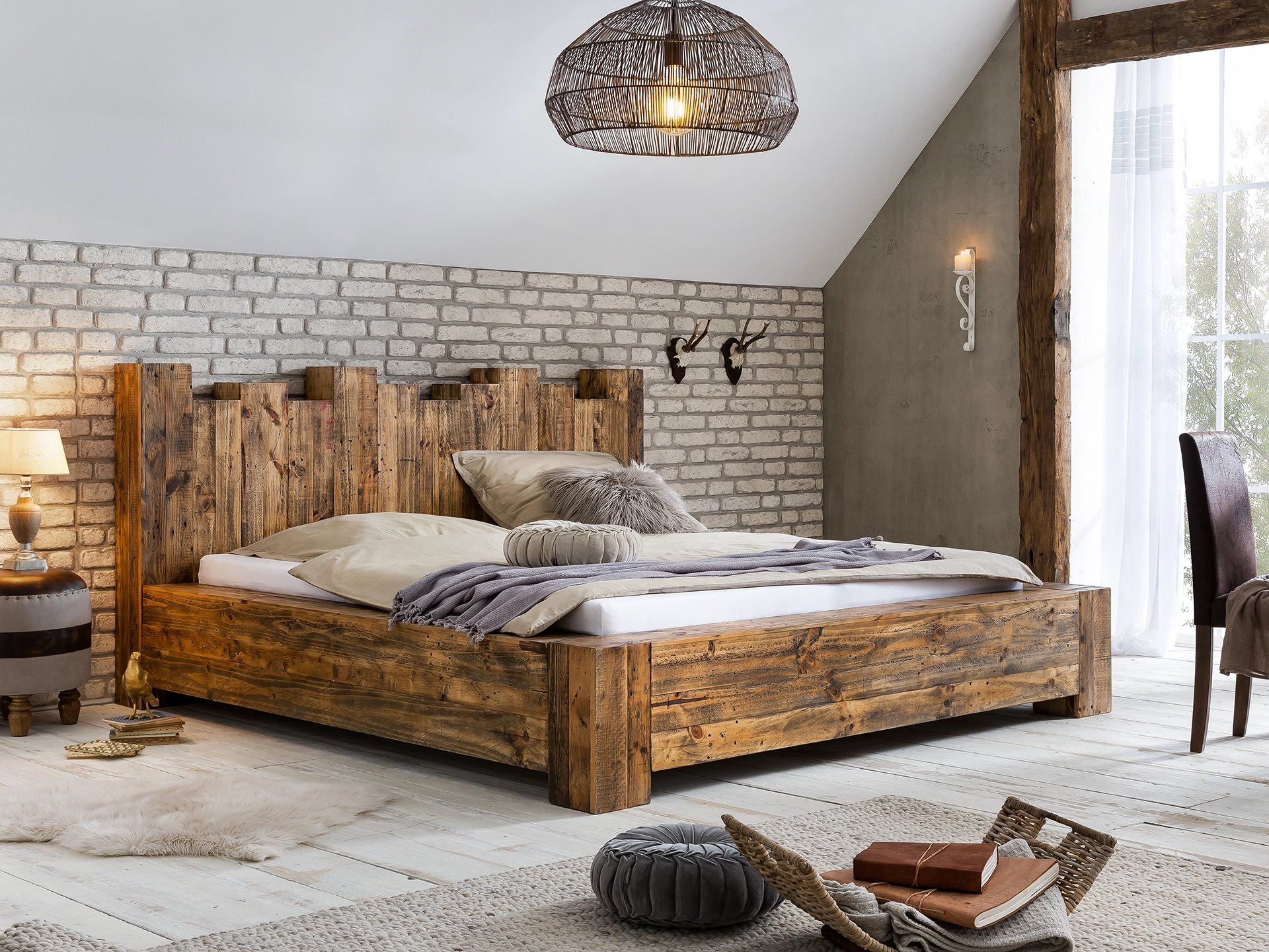 Ambienteaufnahme des Kingsburgh Holzmöbels in warmem Eichenholz-Finish, modernes Landhausstil, dekorativ inszeniert