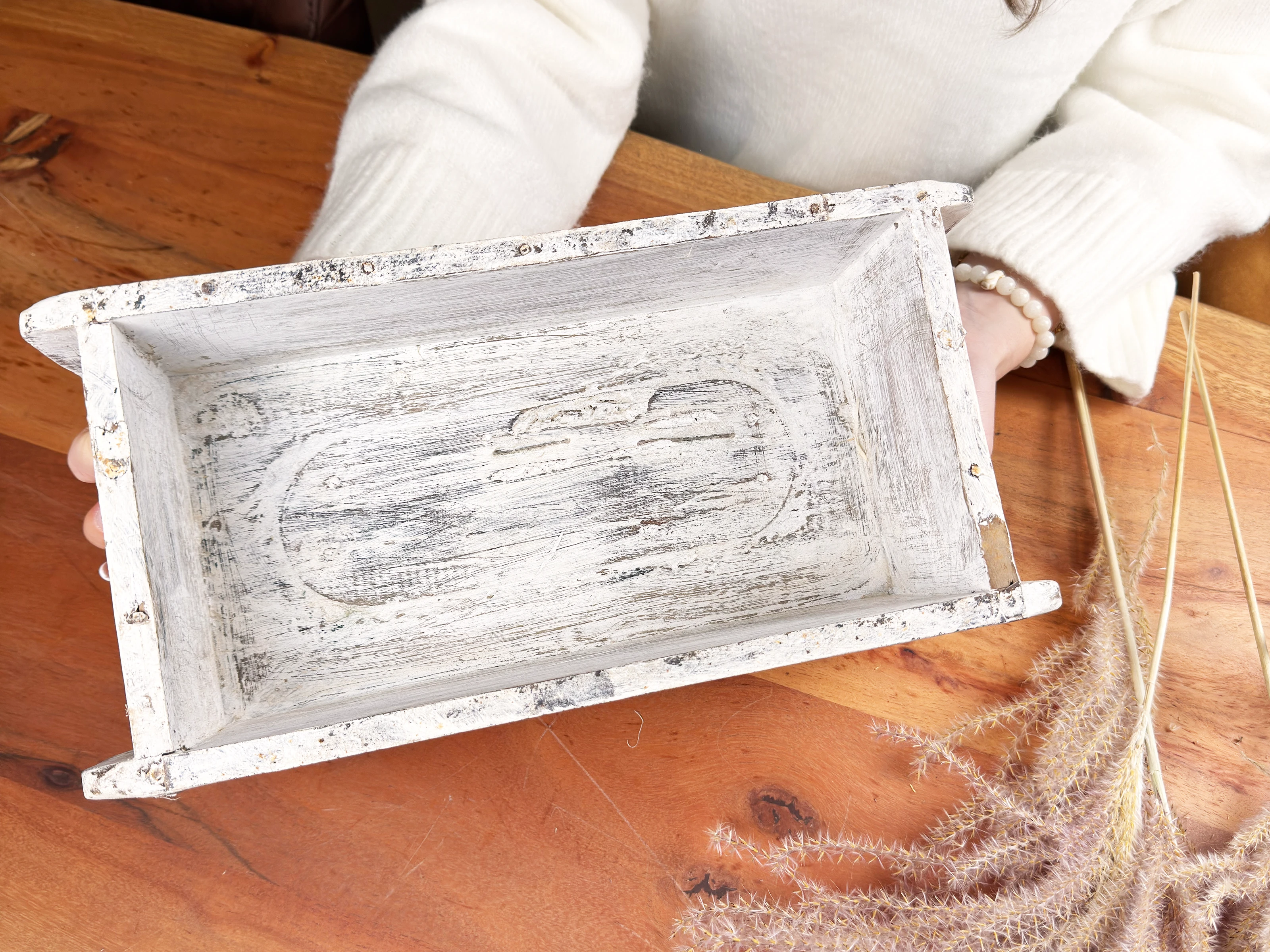 Boho-Möbelserie Luisa von Woodkings – helles Holz, Rattan-Elemente und natürliche Textilien in luftigem Boho-Ambiente.