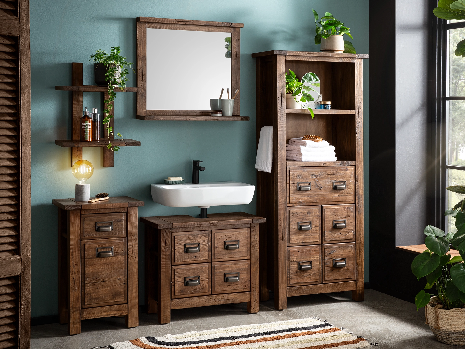 Ambienteaufnahme Holzstuhl Cancun – modernes Design, warmes Holzfinish, klare Linien, neutrale Farbtöne, stilvolles Wohnambiente