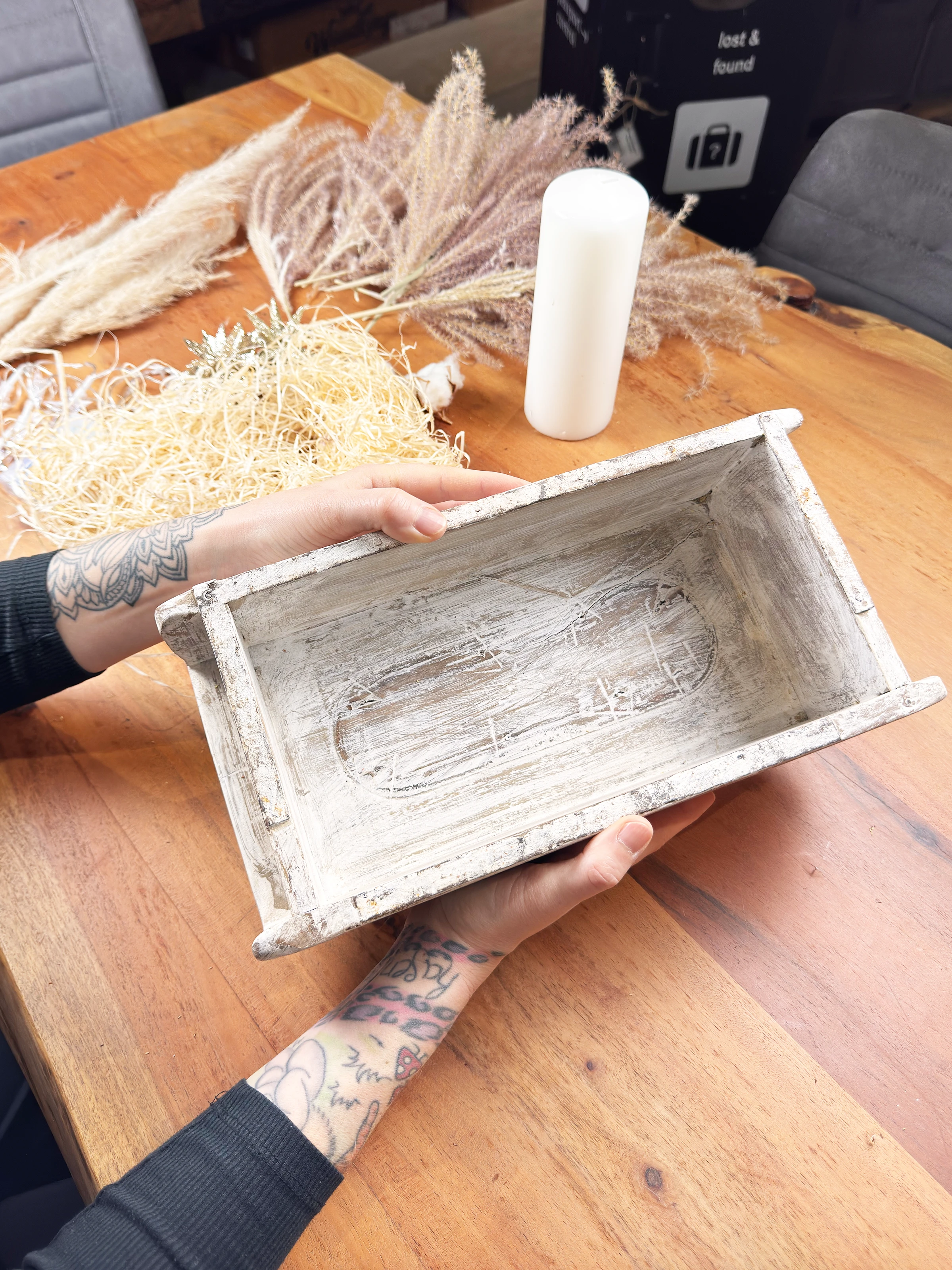 Boho-Möbelstück 'Anie' aus Naturholz, gemütlich inszeniert mit Makramee, Kissen und Zimmerpflanzen