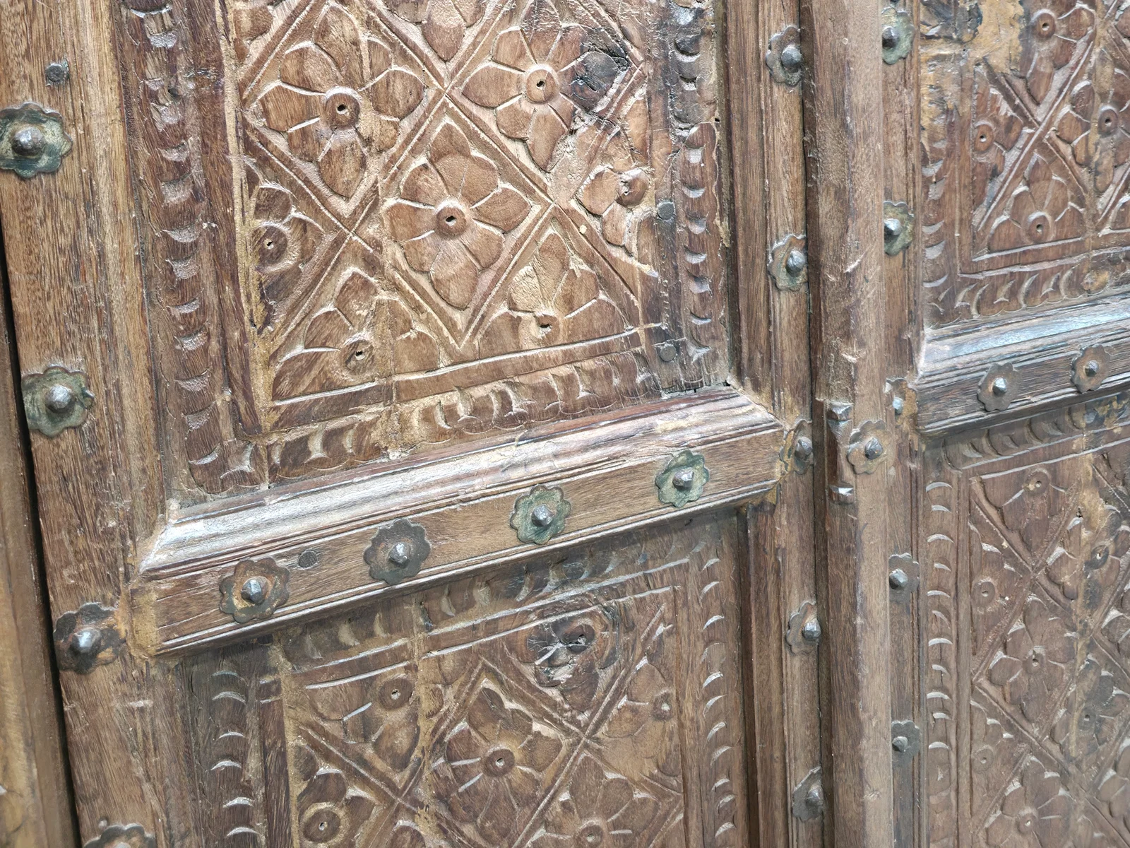 Antike indische Holztür Anaya – Altholz Unikat