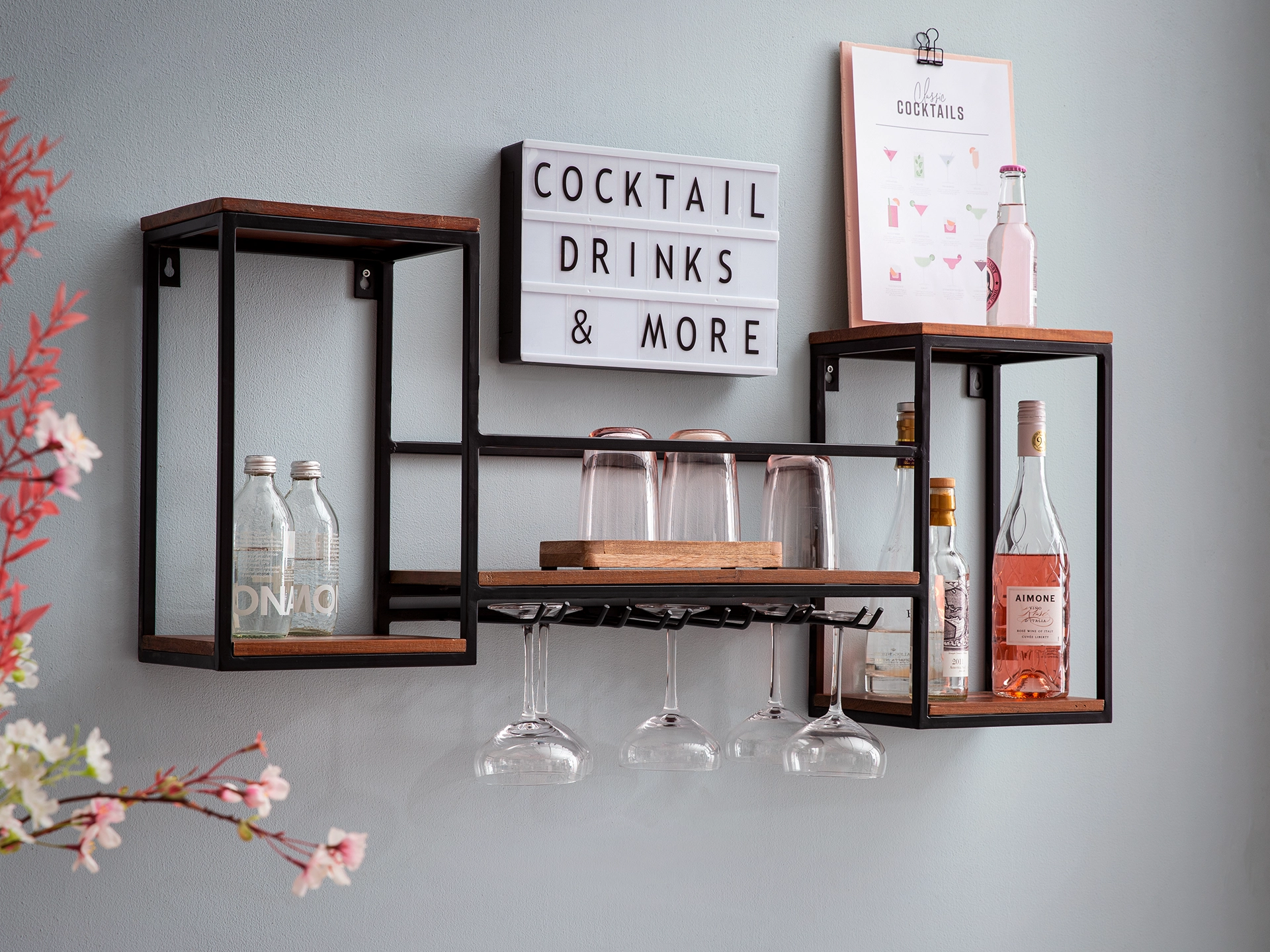 Holzmöbel Aro in wohnlichem Ambiente, Naturholz-Finish, moderne skandinavische Optik mit warmer Dekoration und hellem Hintergrund