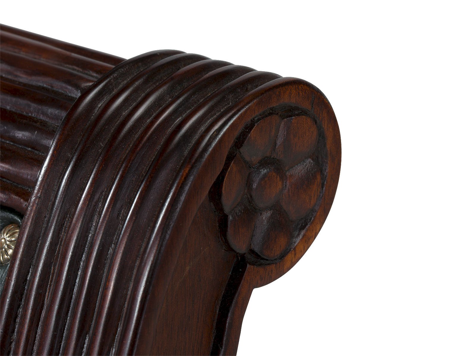 Freisteller-Detailansicht lackierter Mahagoni-Armlehne mit gerilltem Profil und Blumendekor am Bürosessel Freisteller-Detailansicht lackierter Mahagoni-Armlehne mit gerilltem Profil und Blumendekor am Bürosessel