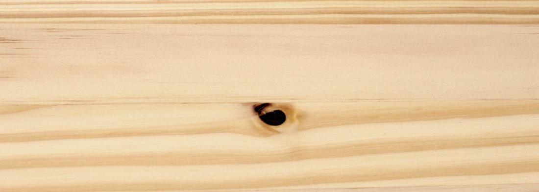 Verschiedene Holzgeflechtmuster aus Kiefernholz als Musterplatten, warme helle Holztöne, dekorative Möbeloberflächen