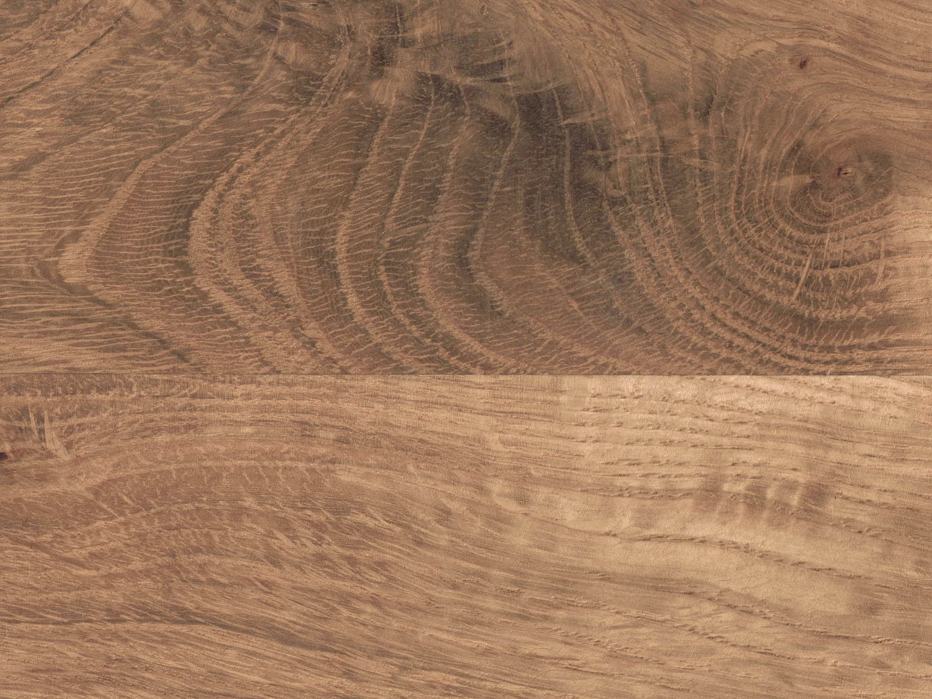 Wildeiche-Holzoberfläche mit rustikaler Maserung, warmen Braun- und Honigtönen und Knoten, ideal für Parkett und Möbel.