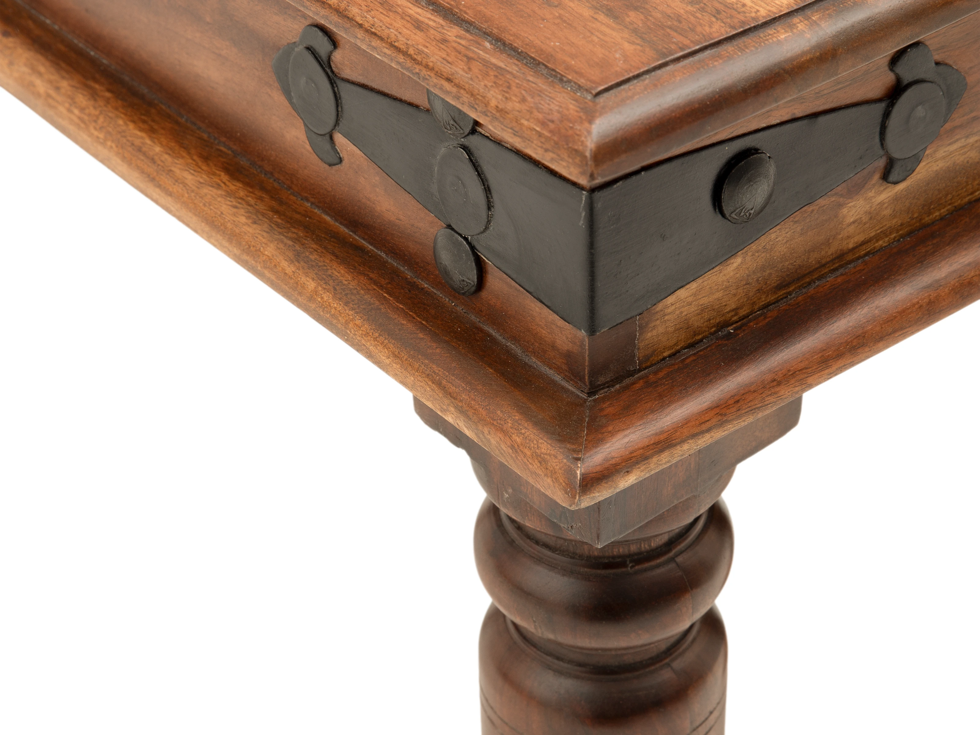 Detail-45°-Freisteller: Eckverbindung und gedrechseltes Bein des lackierten Flursets Merlow aus braunem Akazienholz