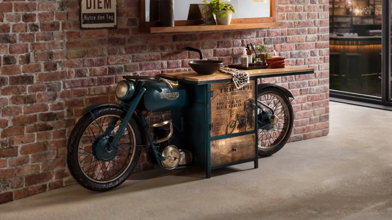 Möbel aus recyceltem Holz mit rustikaler Patina, sichtbarer Maserung und warmen Naturtönen – nachhaltiges Upcycling-Design