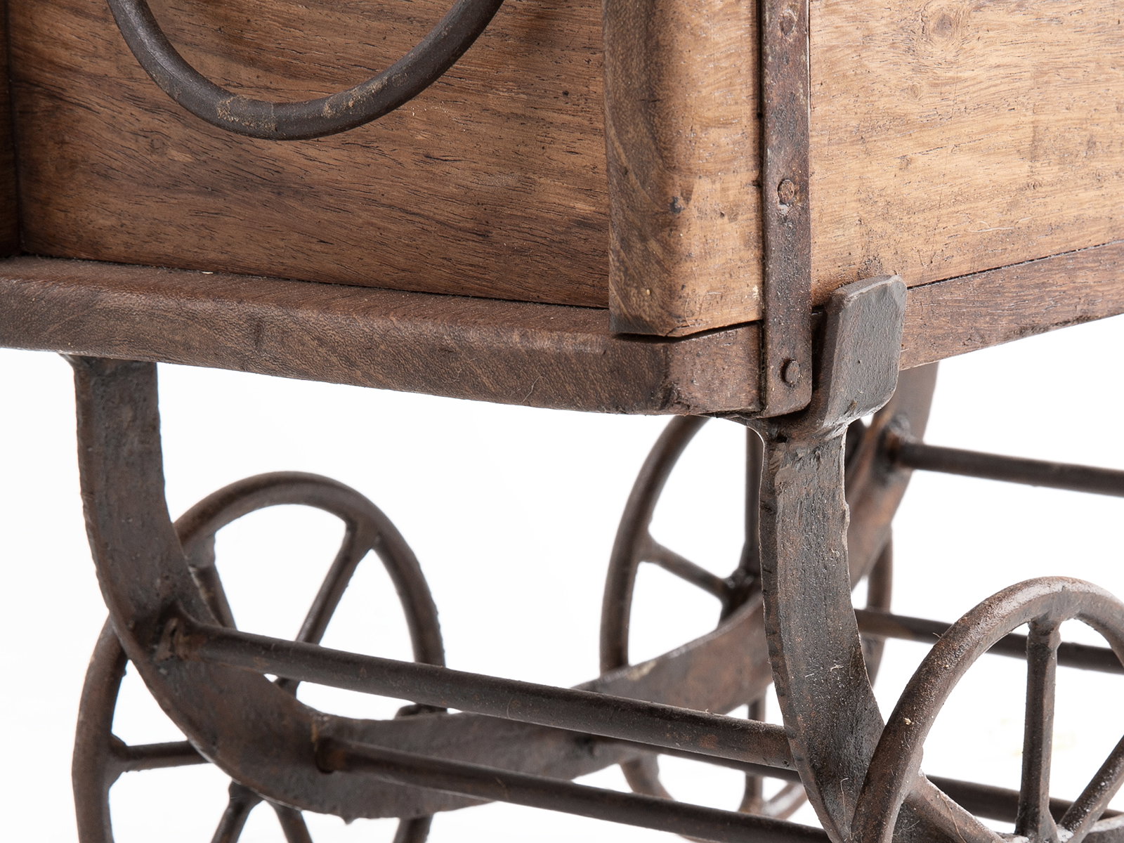 Detailbild Freisteller des Marktwagen Ziegelform in 45°-Ansicht: gewachstes Holz (34×24×18 cm) und rustikale Metallräder