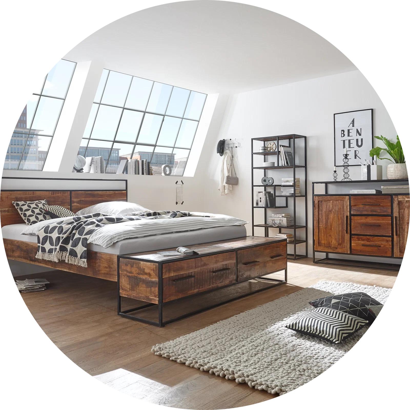 Modernes Wohnambiente: warme Holzoberflächen kombiniert mit schwarzen Metallakzenten, Tisch, Regal und Deko im Industrial-Stil