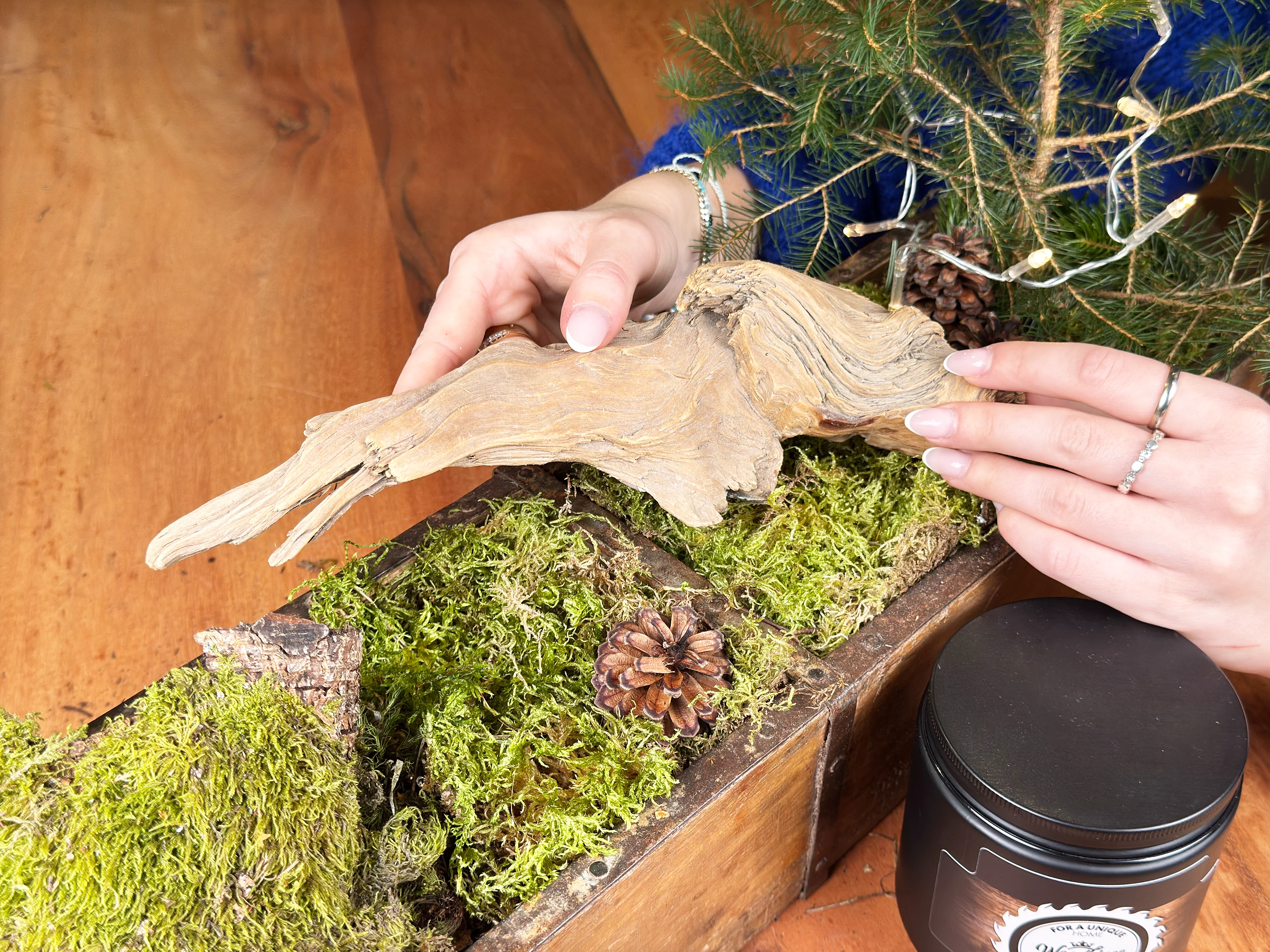 Naturfarbene Holzoberfläche mit sichtbarer Maserung und warmem, hellem Holzton
