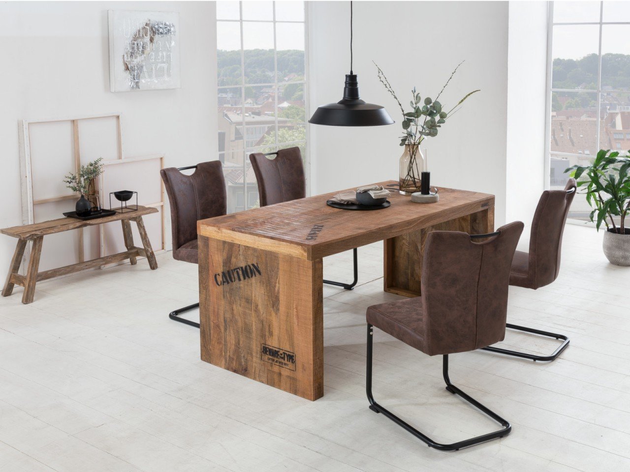 Hankey Essgruppe: moderner Holz-/Metalltisch mit gepolsterten Stühlen auf Terrasse, warme Sommerabend-Stimmung