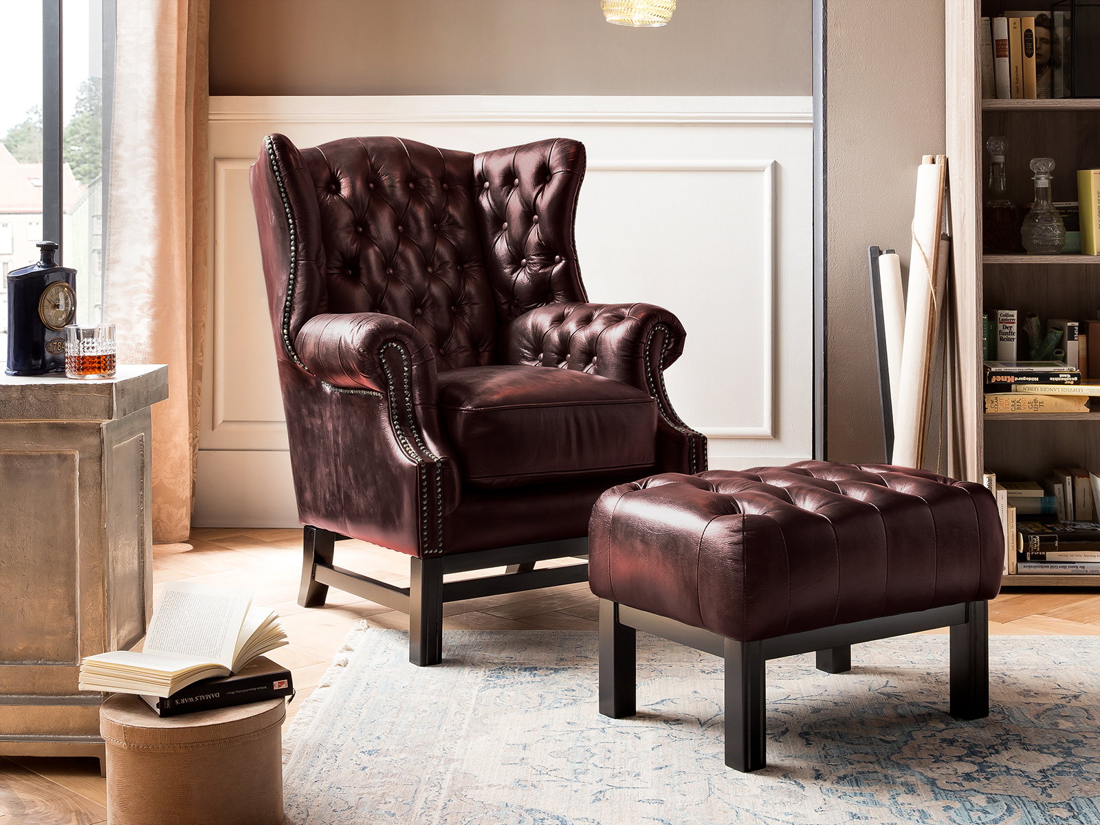 Roter Chesterfield Ledersessel mit tiefer Knopfpolsterung und dunklem Holzrahmen als Möbelstück mit Charakter