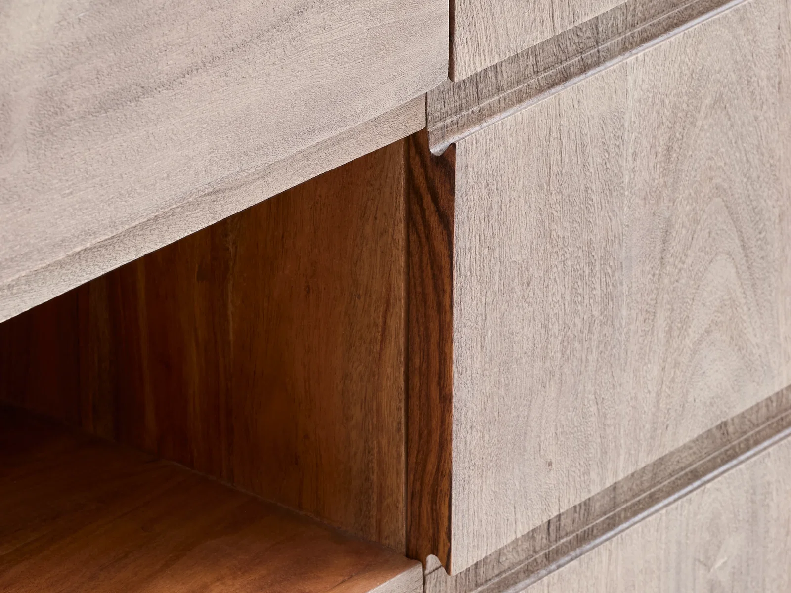 Detailansicht des TV Sideboards Kala aus lackierter Akazie in Grau, mit geöffnetem Fach und sichtbarer Holzstruktur