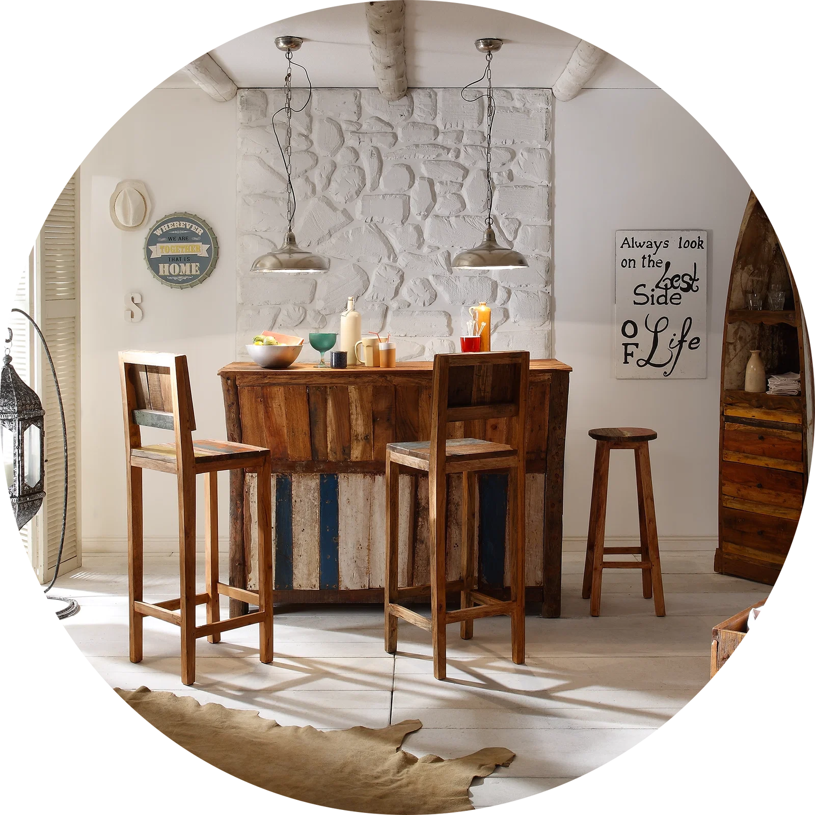 Südsee‑Flair Wohnzimmer mit Rattanmöbeln, hellem Holz, Palmenblättern und leichter, maritim‑tropischer Dekoration