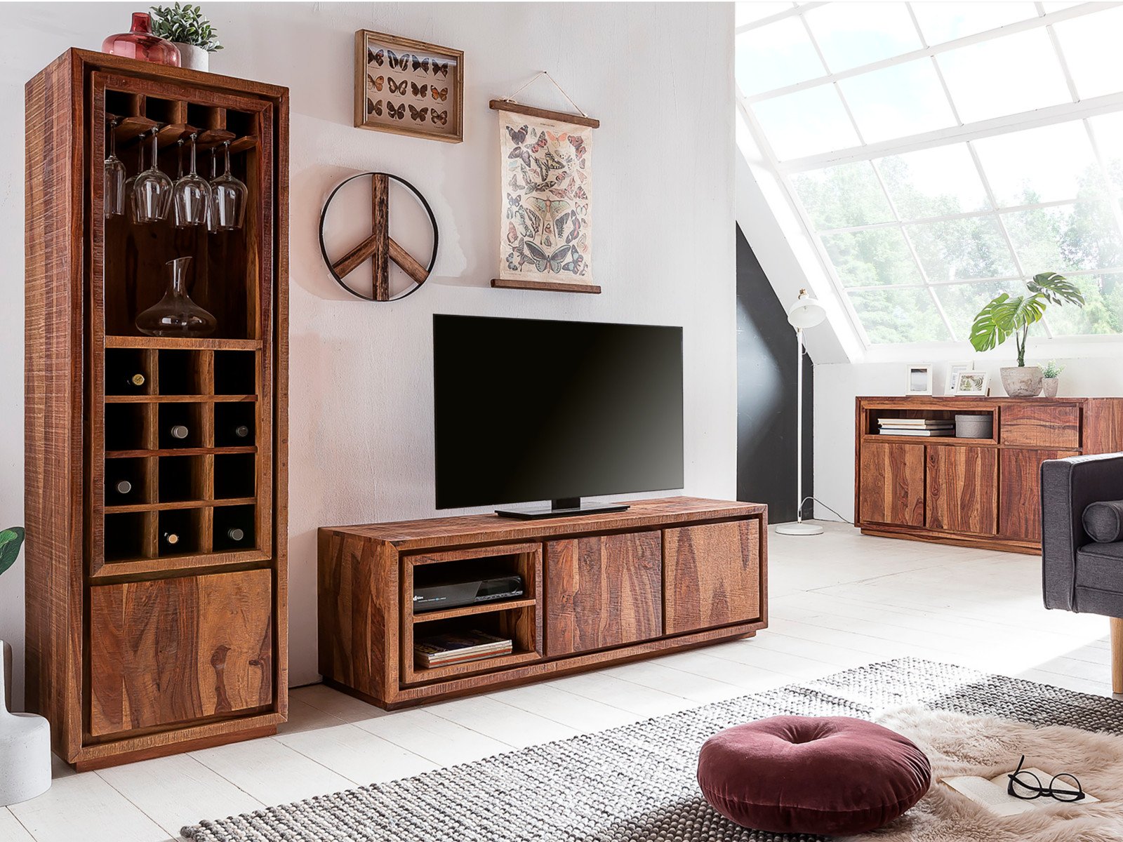 Ambienteaufnahme des Blackdale-Möbels in dunkler Materialoptik im modernen Wohnraum, minimalistisches Design, helle Wände und Holzboden