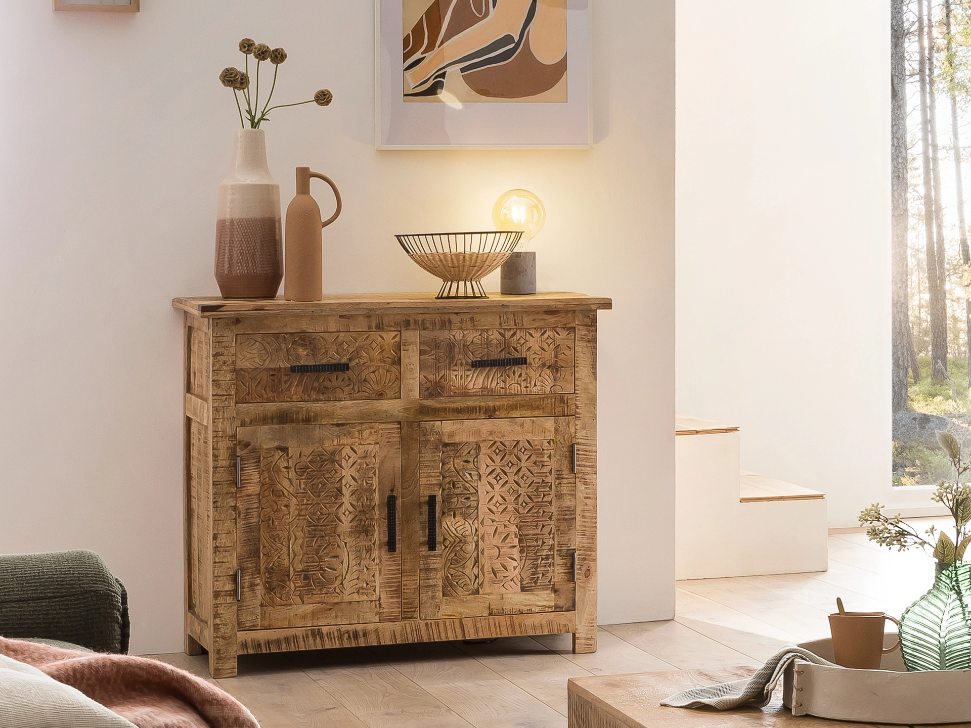 Holz-Aufbewahrungsboxen und -körbe in warmen Naturtönen, stimmiges Wohn-Ambiente im minimalistischen skandinavischen Stil