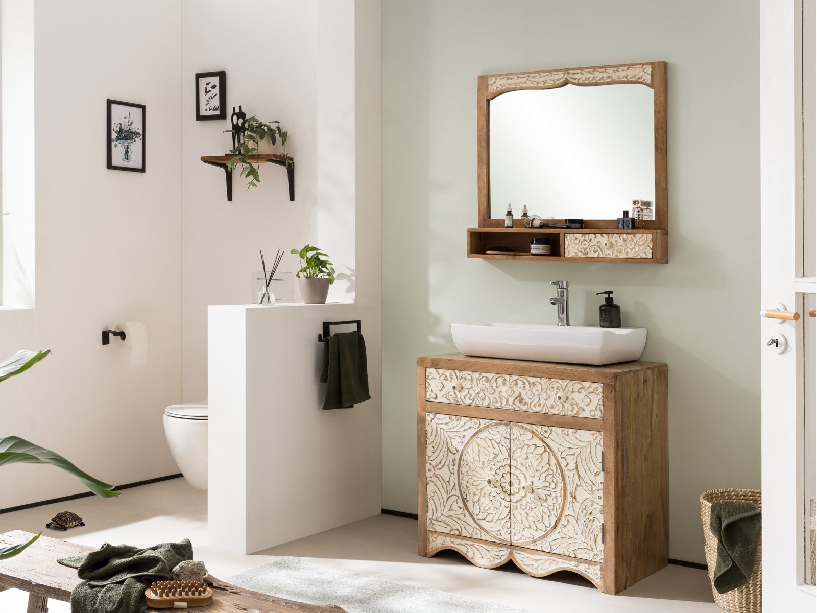 Modernes Badezimmer mit Waschtisch 'Delhi' in Holzoptik, Aufsatzbecken, Spiegel, offenen Ablagen und modernen Armaturen