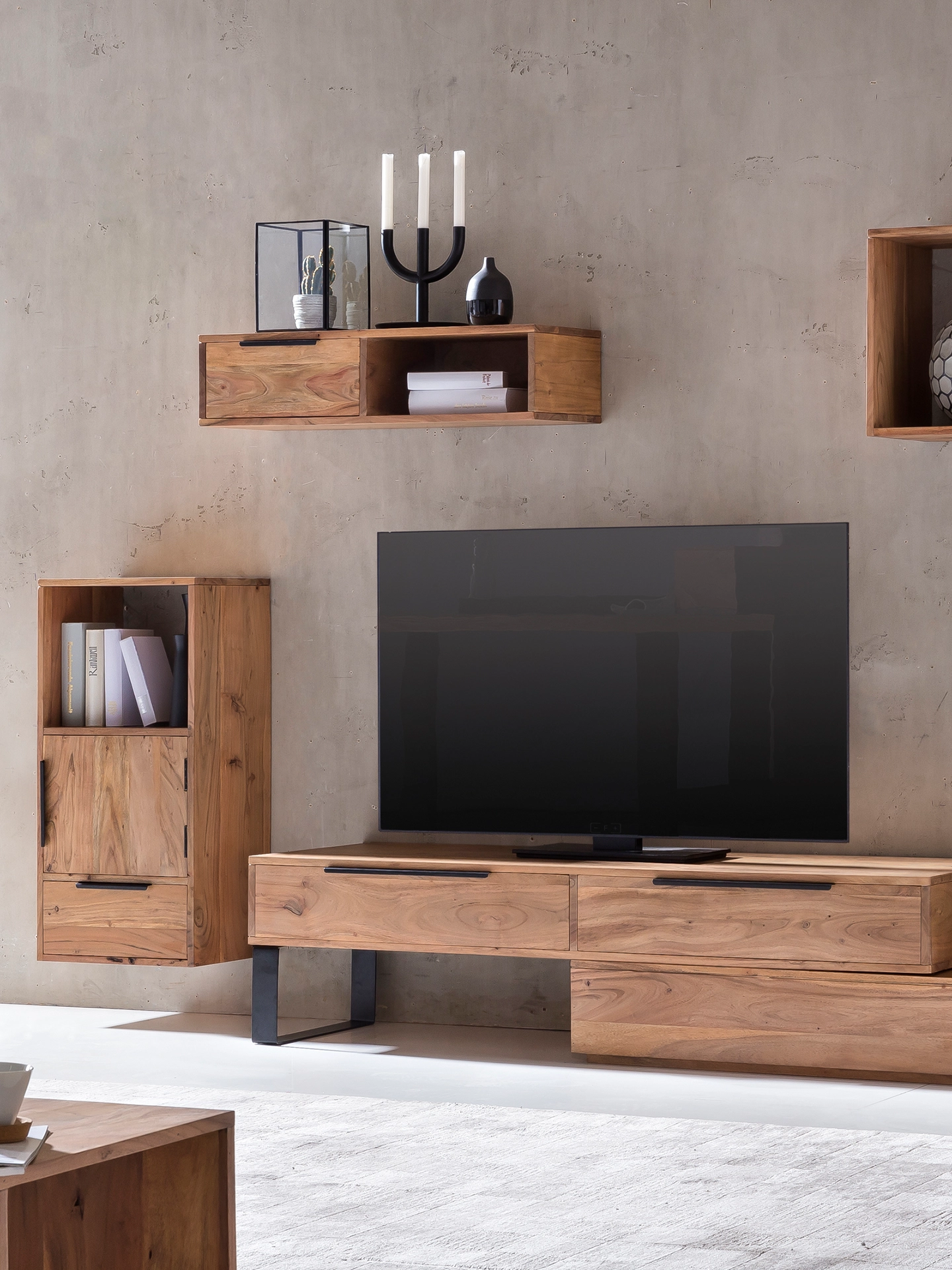 Auckland hoch – hoher Holzschrank im Wohnambiente, natürliche Holzmaserung, schlichtes warmes Design