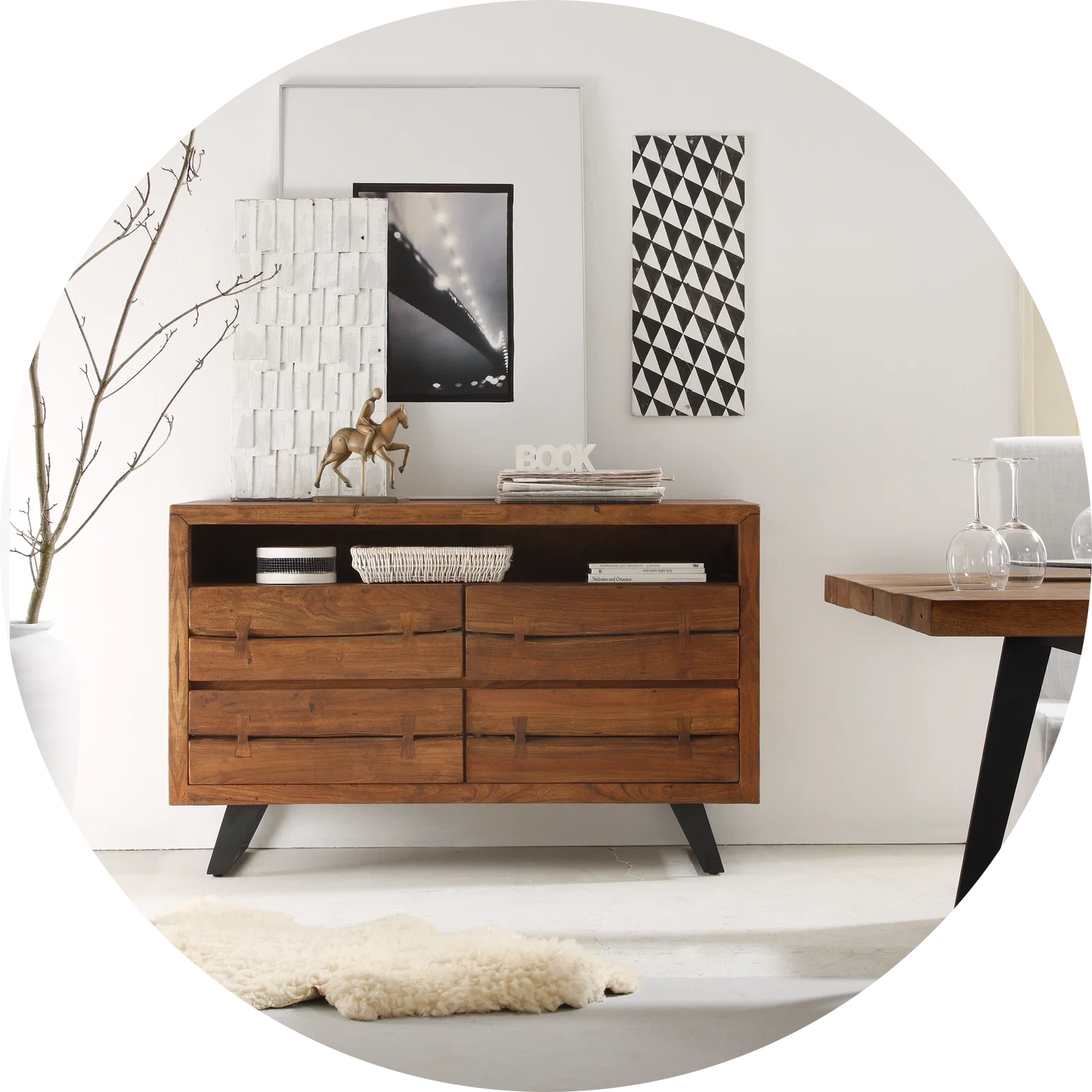 Skandinavisches Wohnzimmer mit Holz, klaren Linien und warmen Textilien – gemütliche Hygge‑Atmosphäre